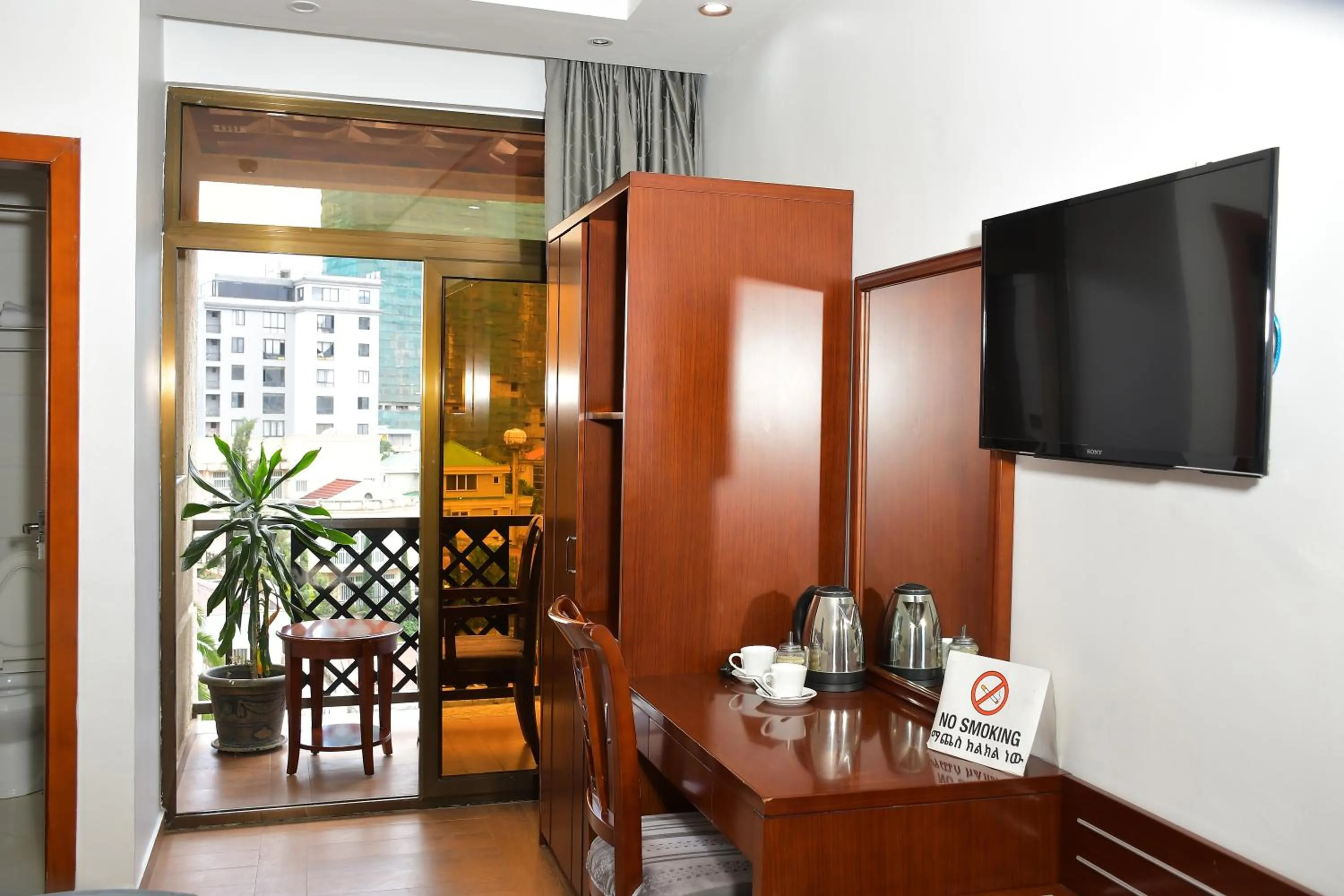 Communal lounge/ TV room in Sun View Hotel