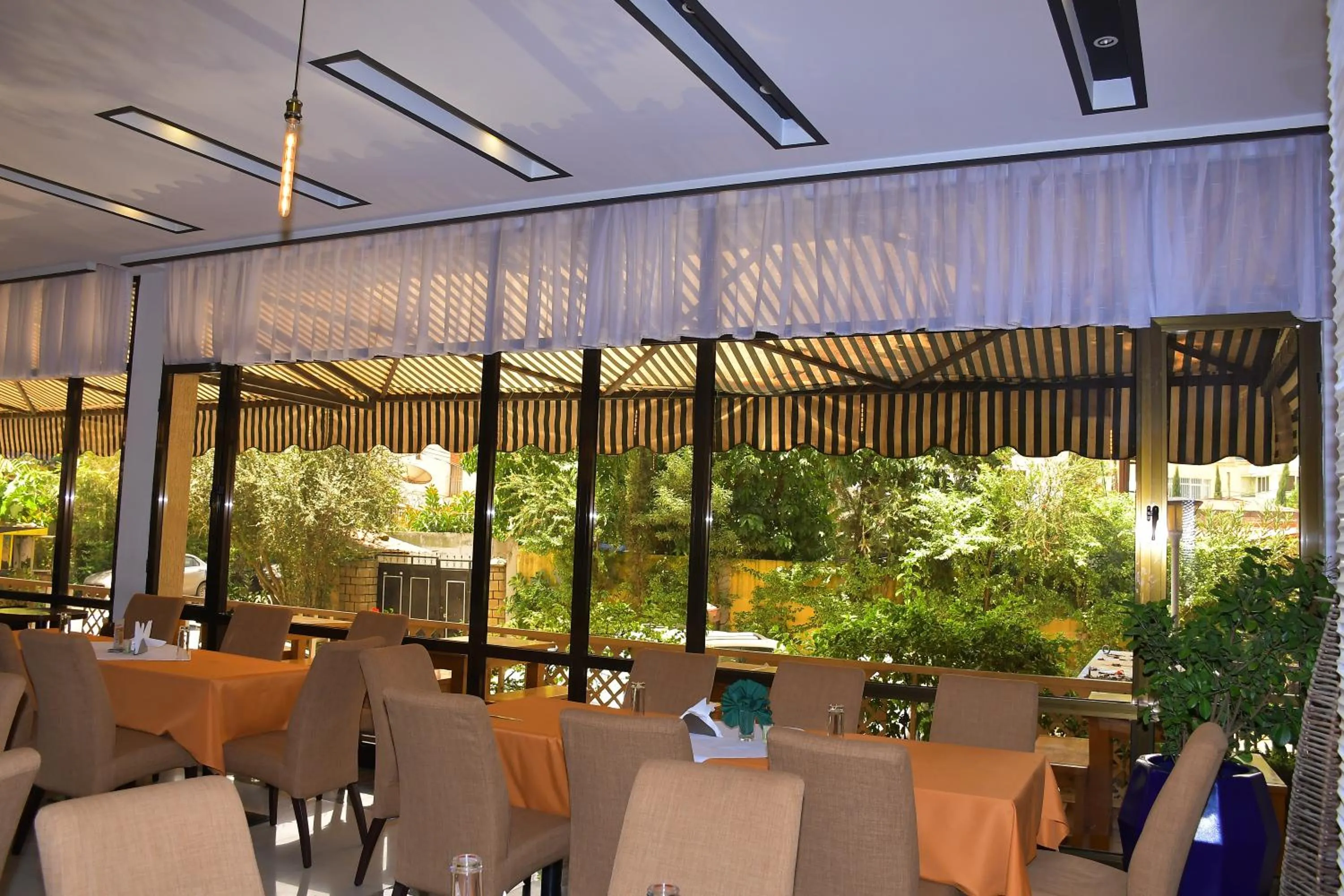 Restaurant/places to eat in Sun View Hotel