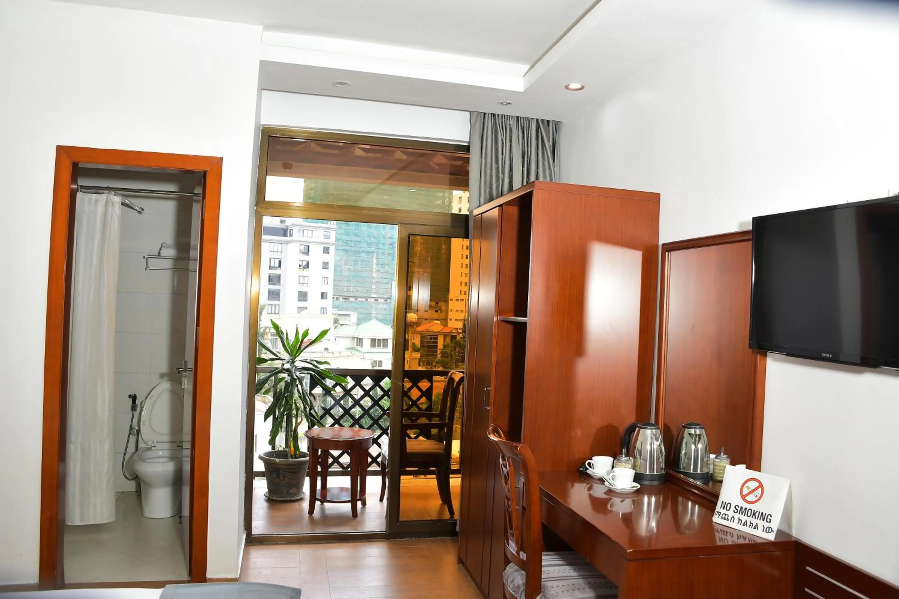 Communal lounge/ TV room in Sun View Hotel
