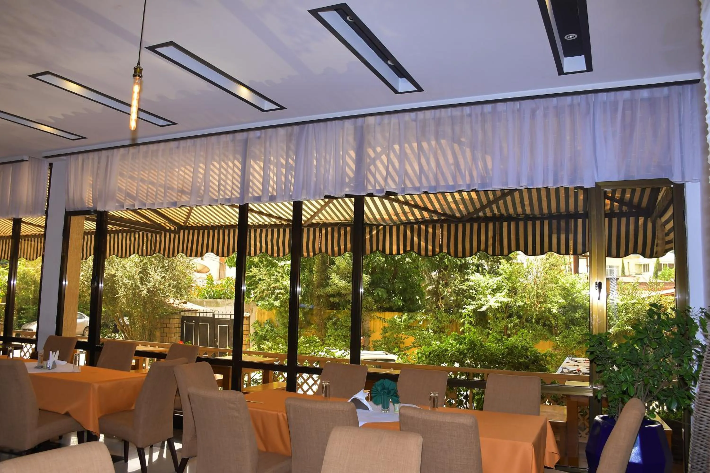 Restaurant/places to eat in Sun View Hotel