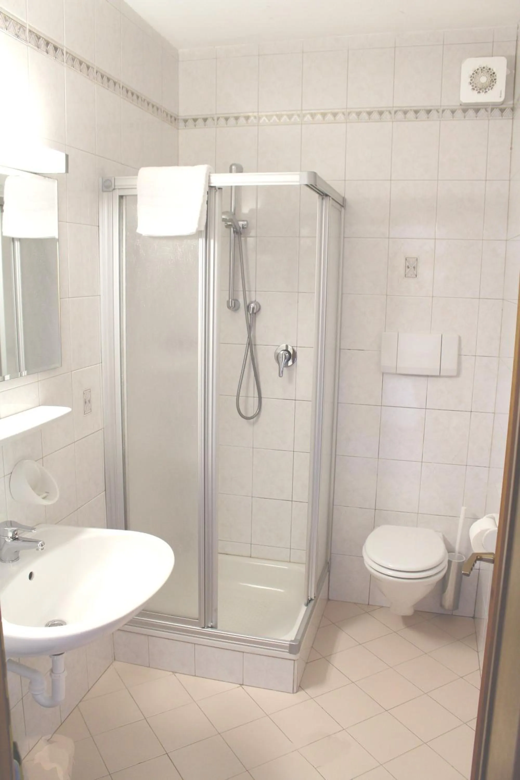 Shower in Schenna Garni Eden Bed & Breakfast