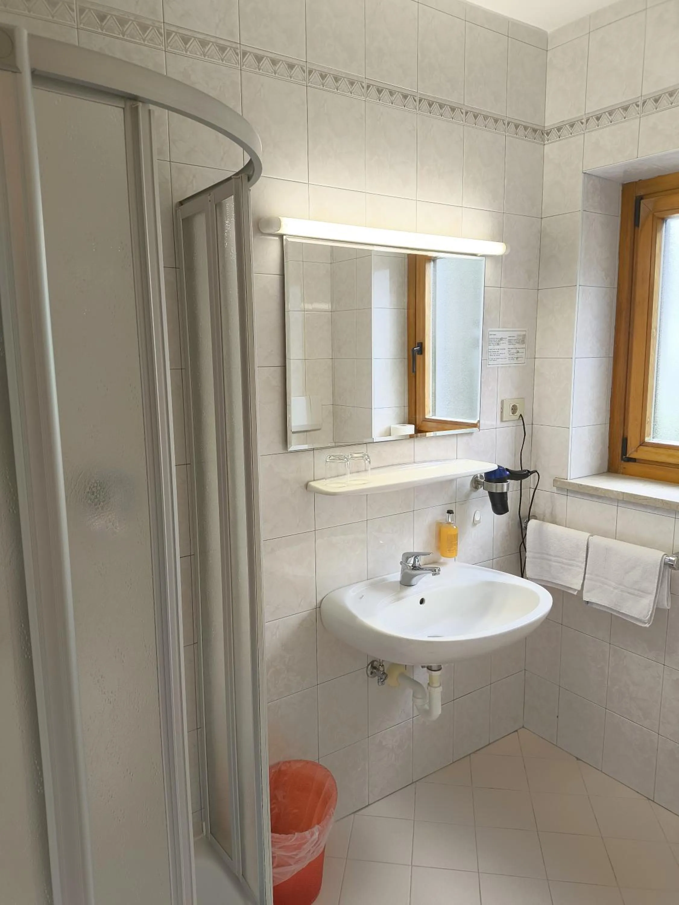 Shower in Schenna Garni Eden Bed & Breakfast