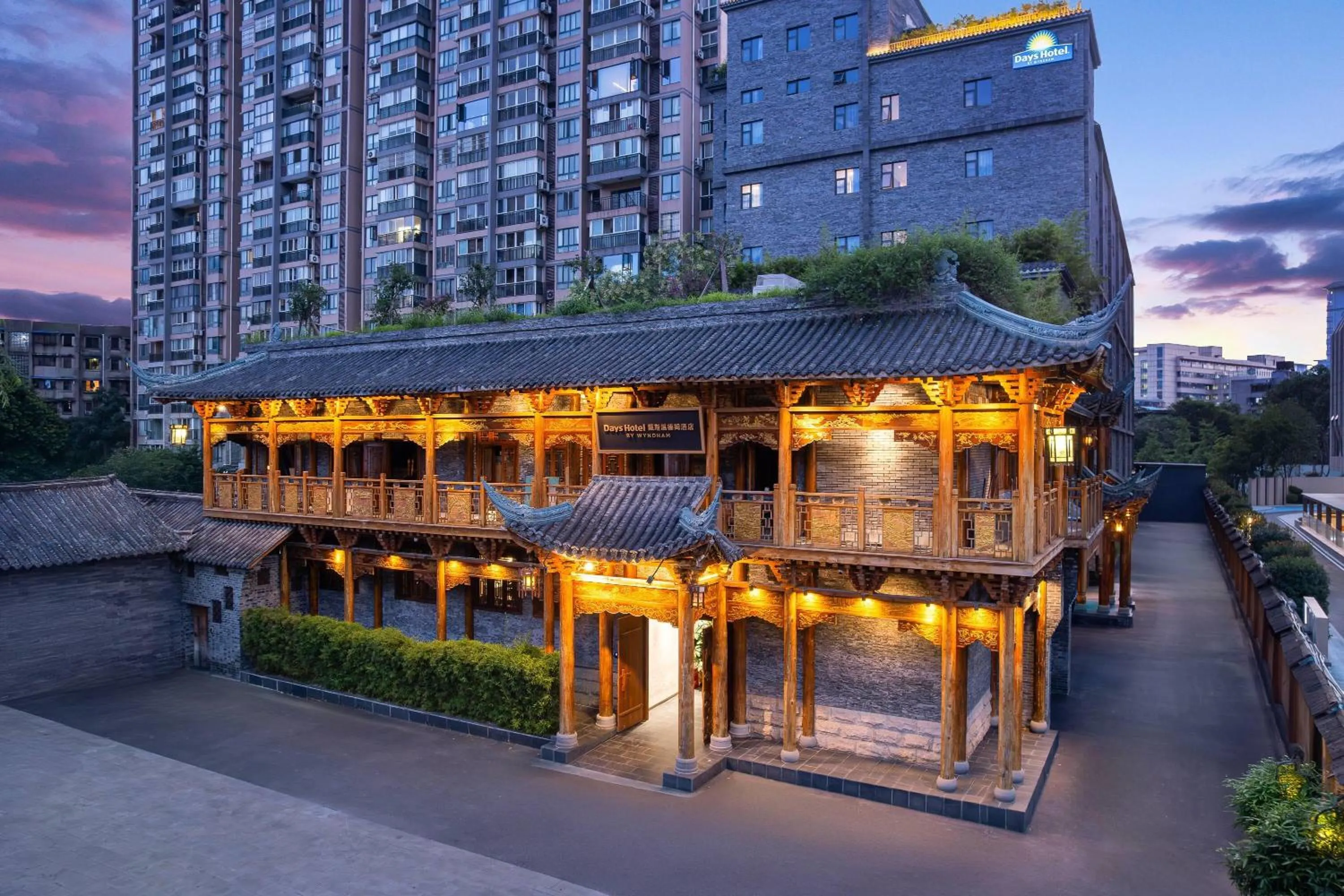 Property building in Days Hotel by Wyndham Chengdu Renmin South Road