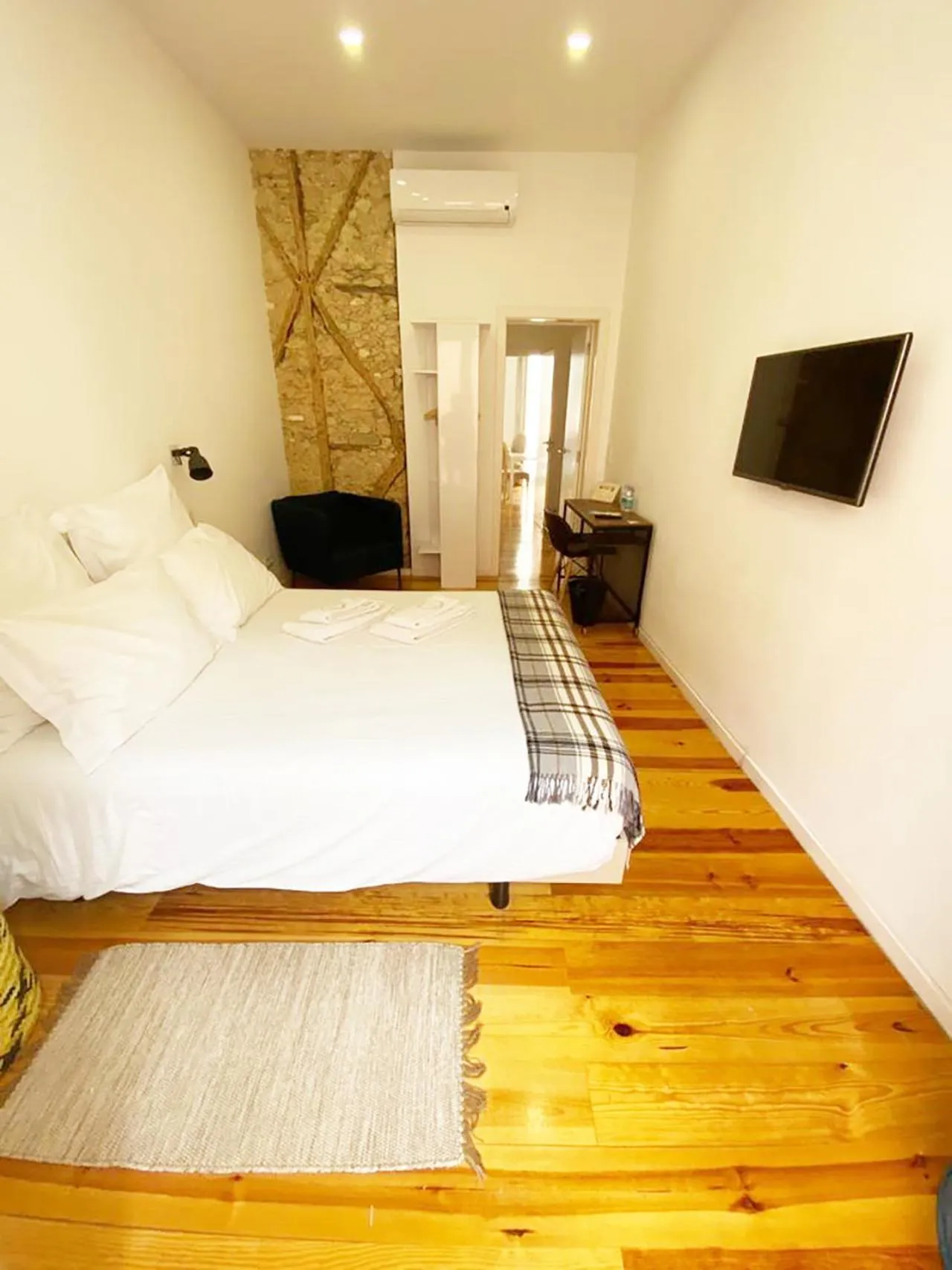 Bedroom, Bed in The Postcard Lisbon