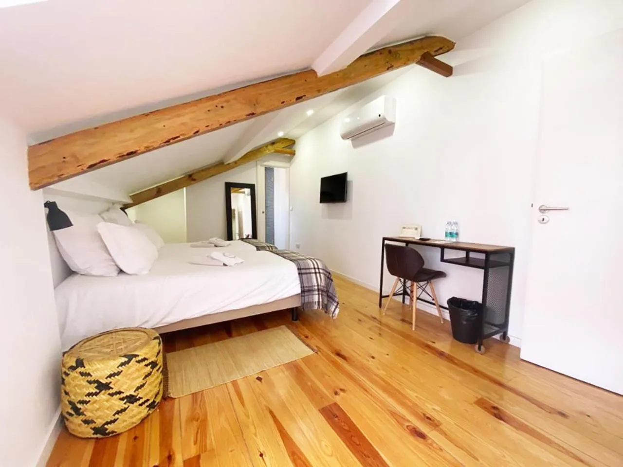 Bedroom, Bed in The Postcard Lisbon