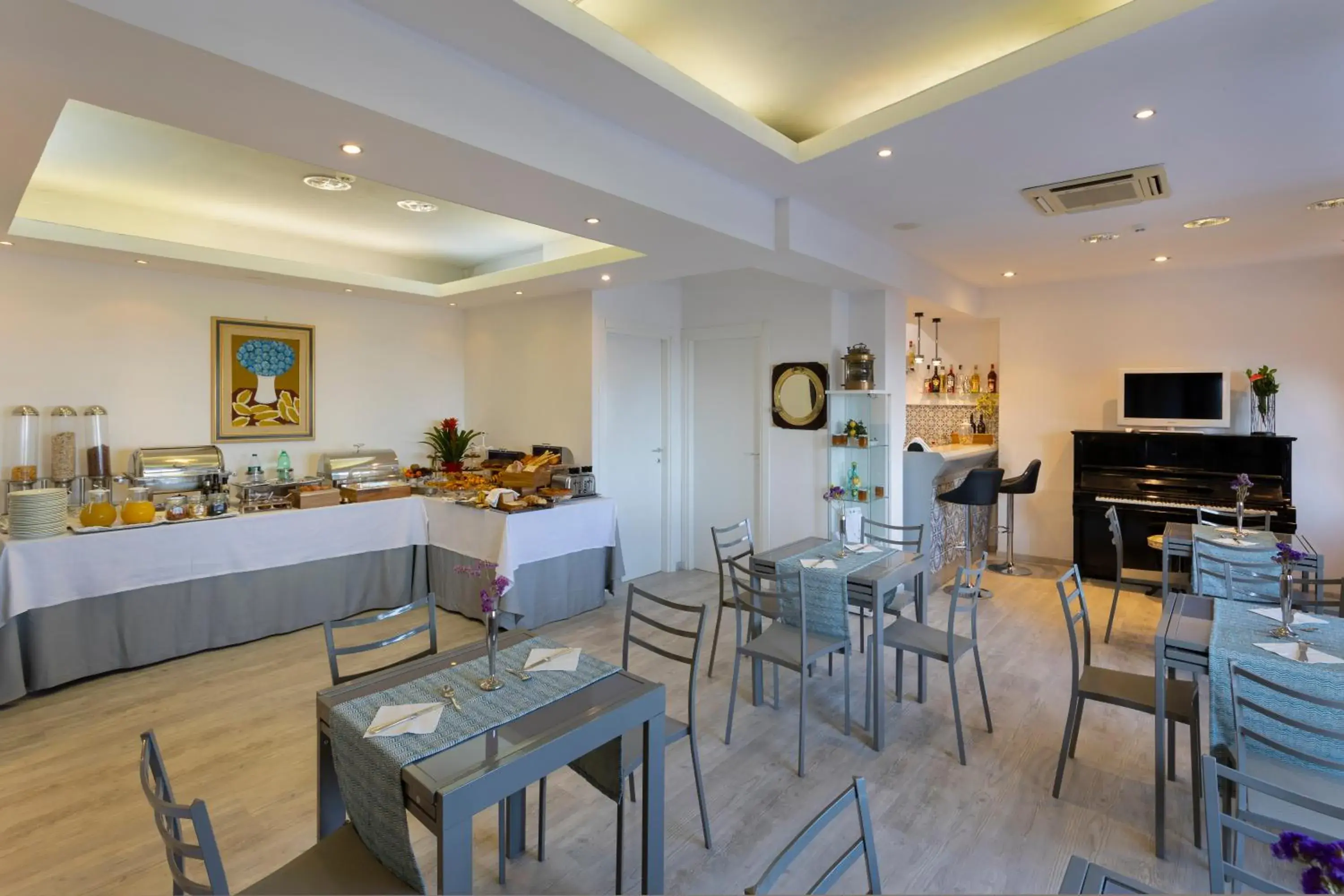 Restaurant/places to eat in Sea Breeze Residence Restaurant/places to eat in Sea Breeze Residence
