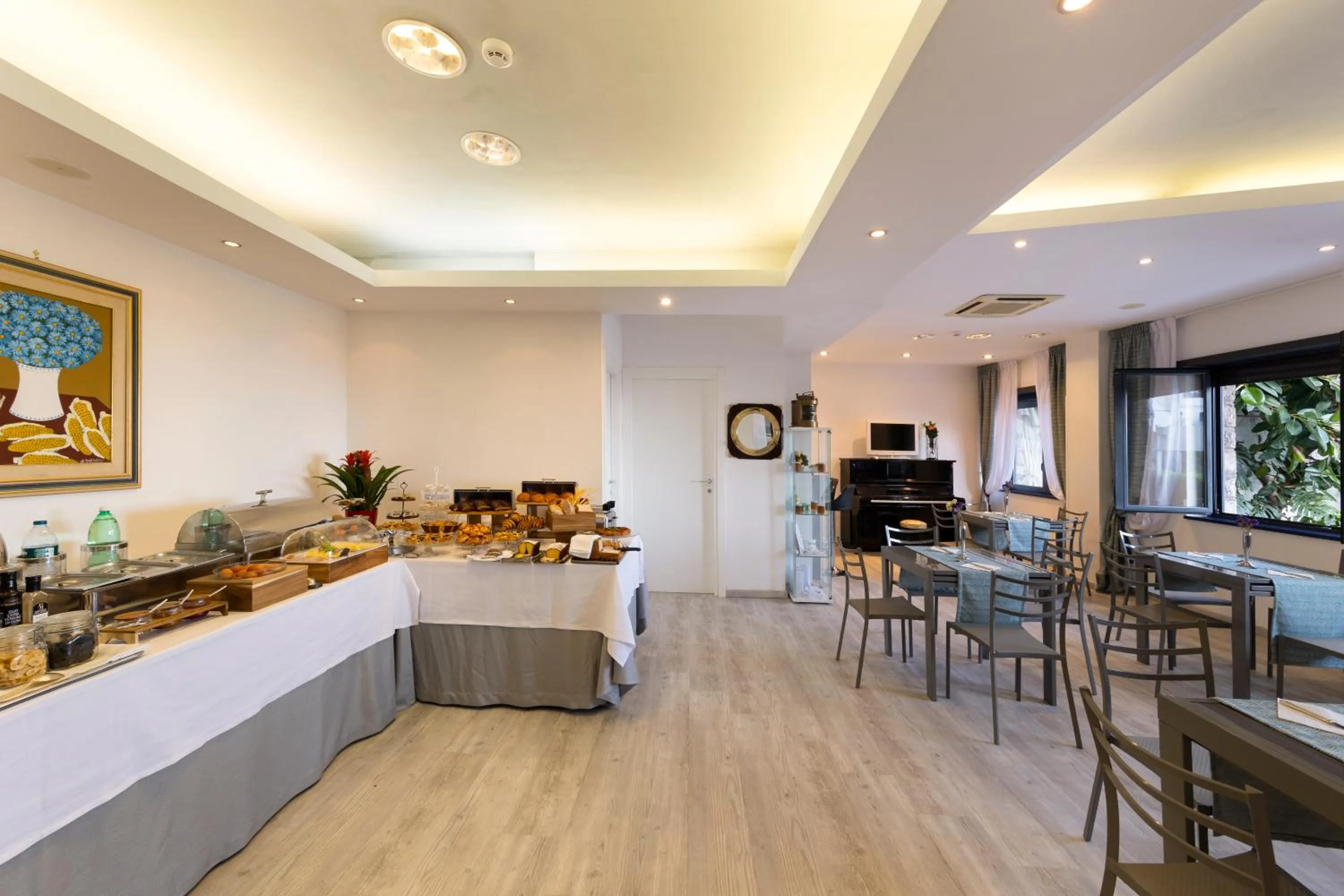 Restaurant/places to eat in Sea Breeze Residence