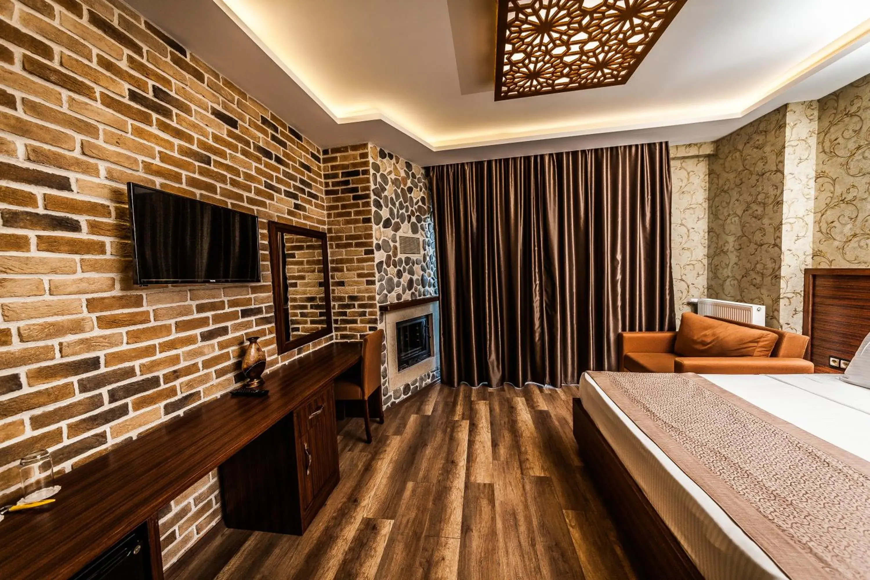 Deluxe Room with Fireplace and Lake View in My Green Otel Deluxe Room with Fireplace and Lake View in My Green Otel