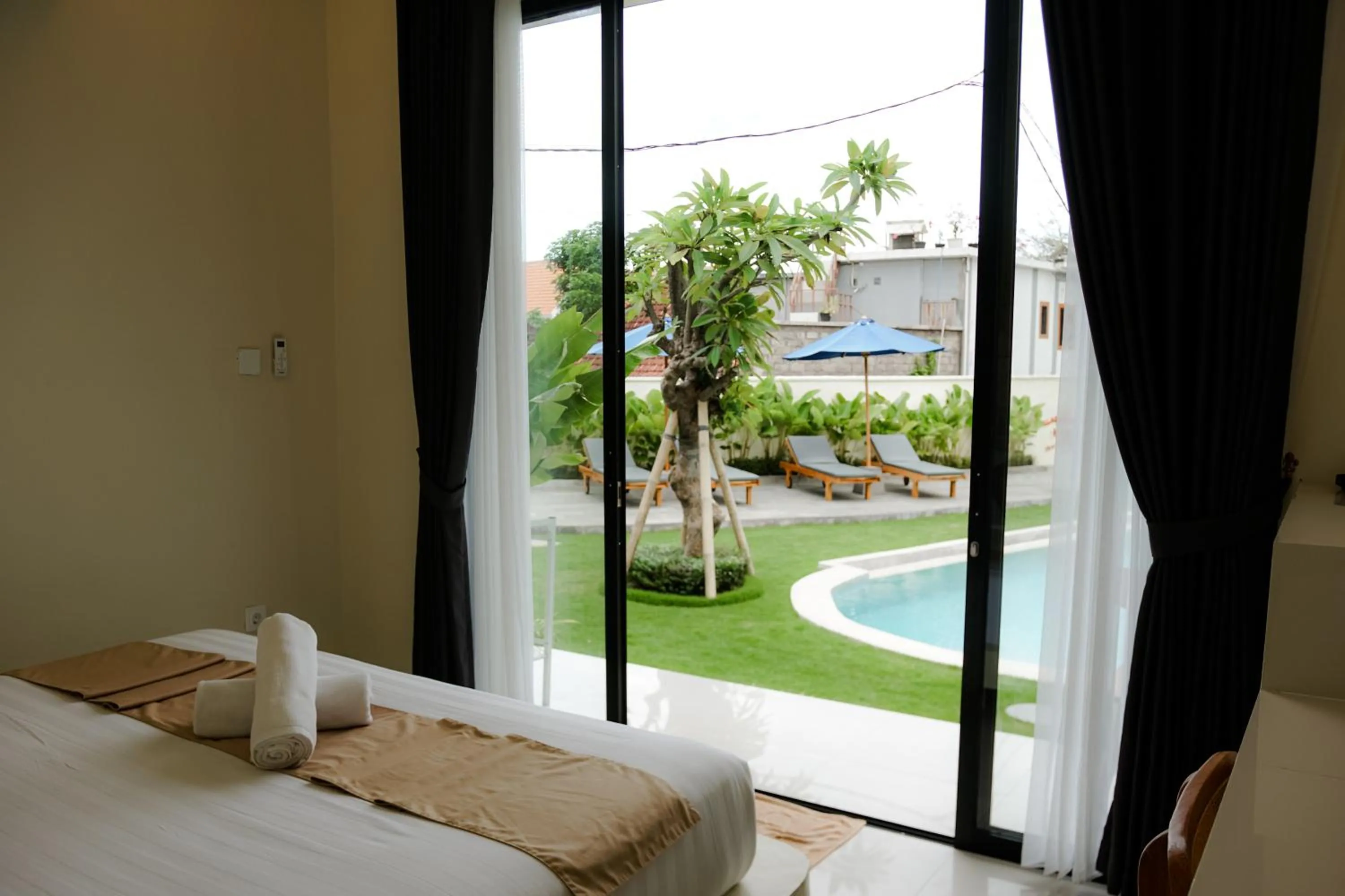 Pool view, Bed in Kula Uluwatu