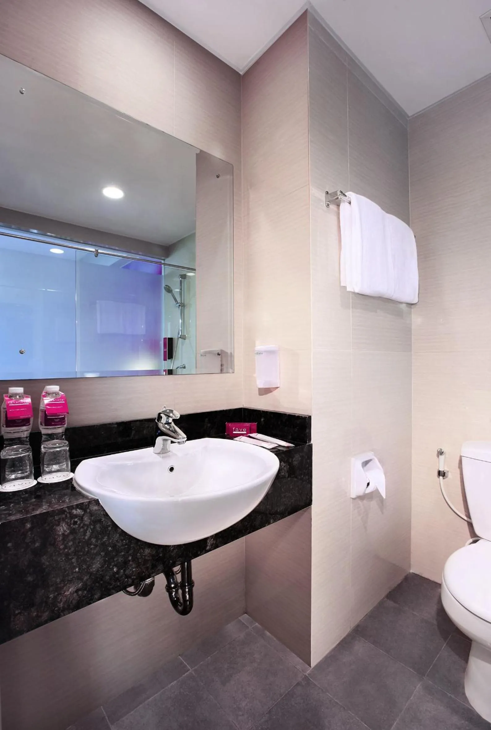 Bathroom in favehotel Zainul Arifin