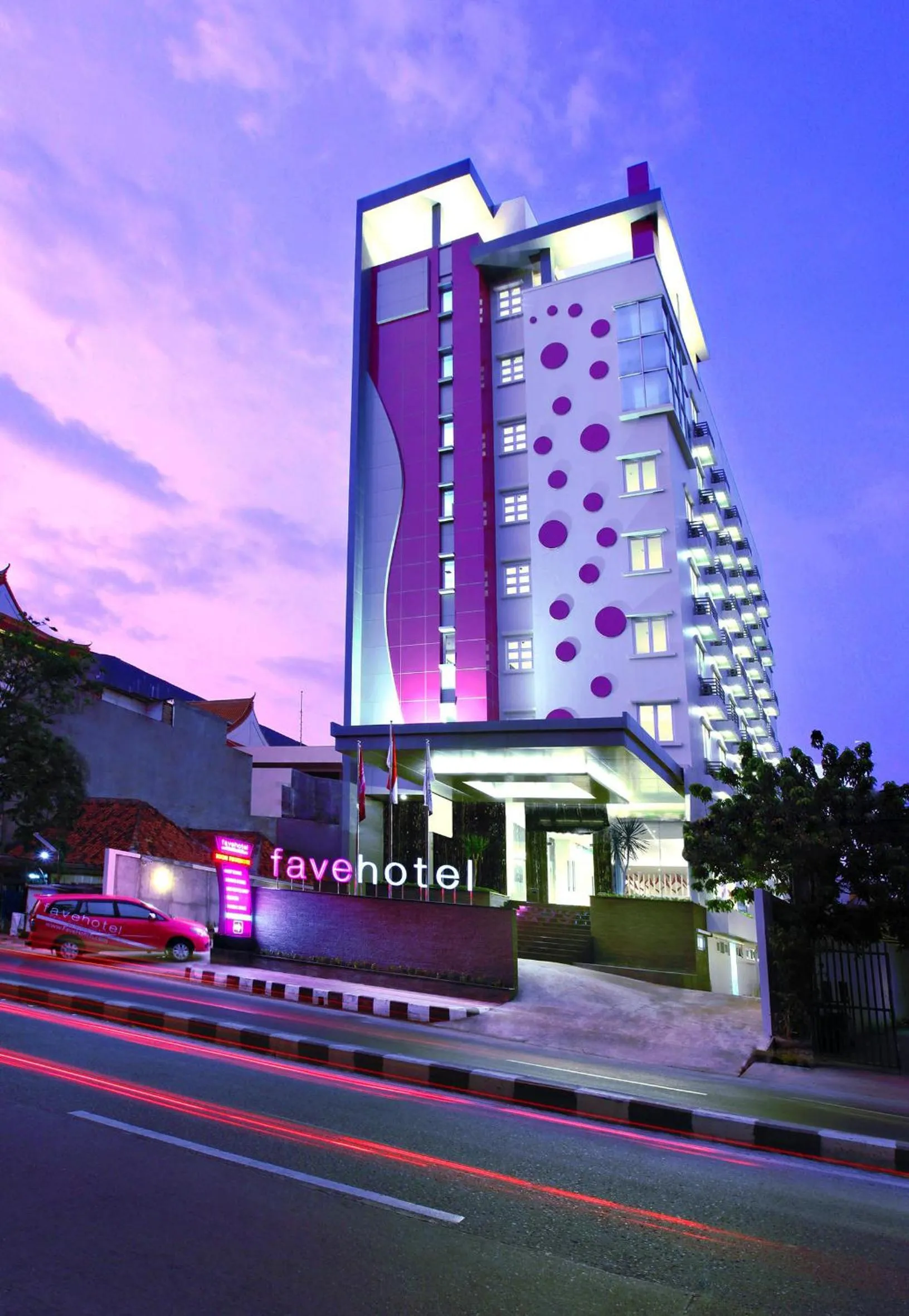 Facade/entrance in favehotel Zainul Arifin