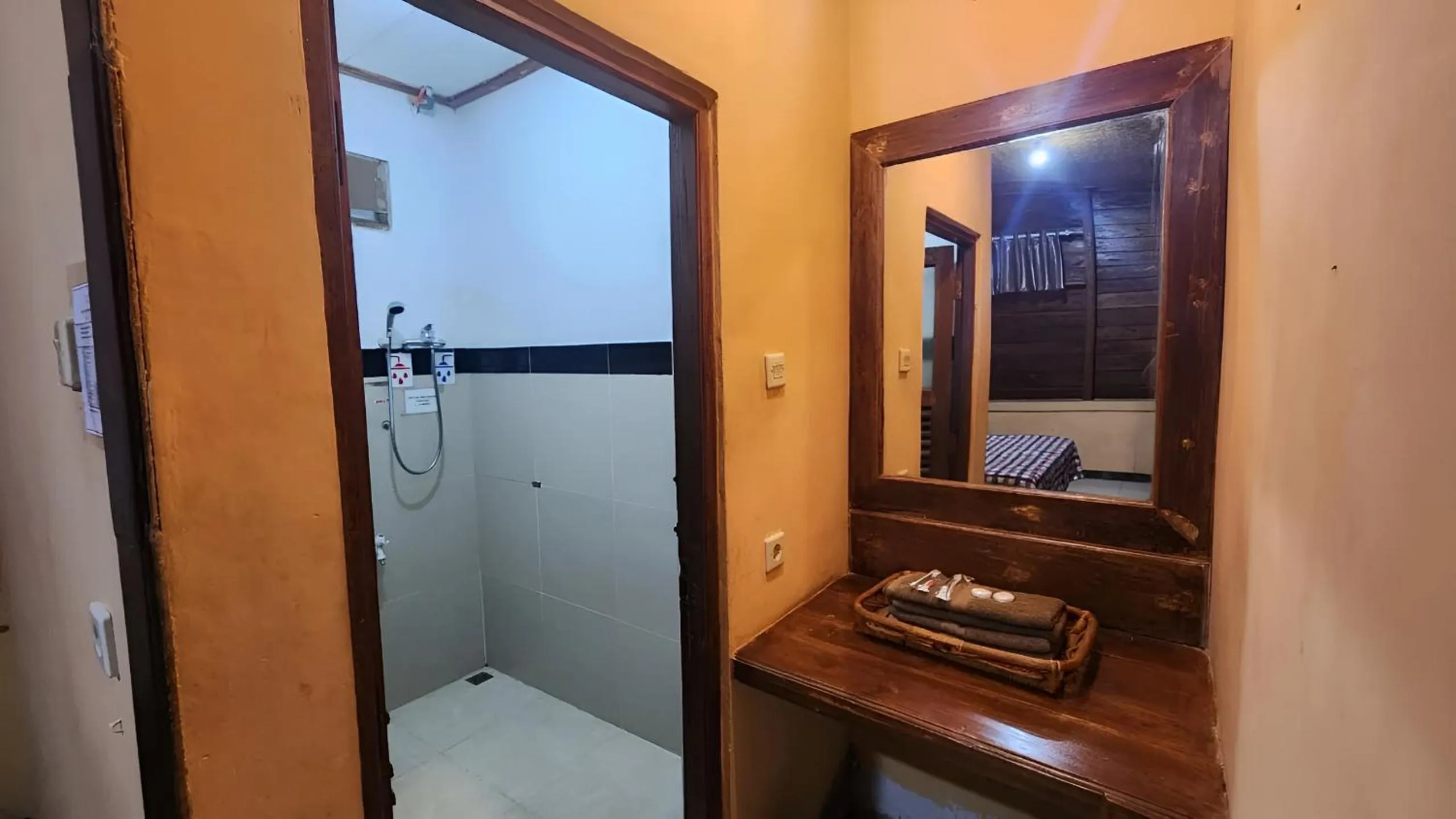 Shower in Nur Alam Hotel Lembang