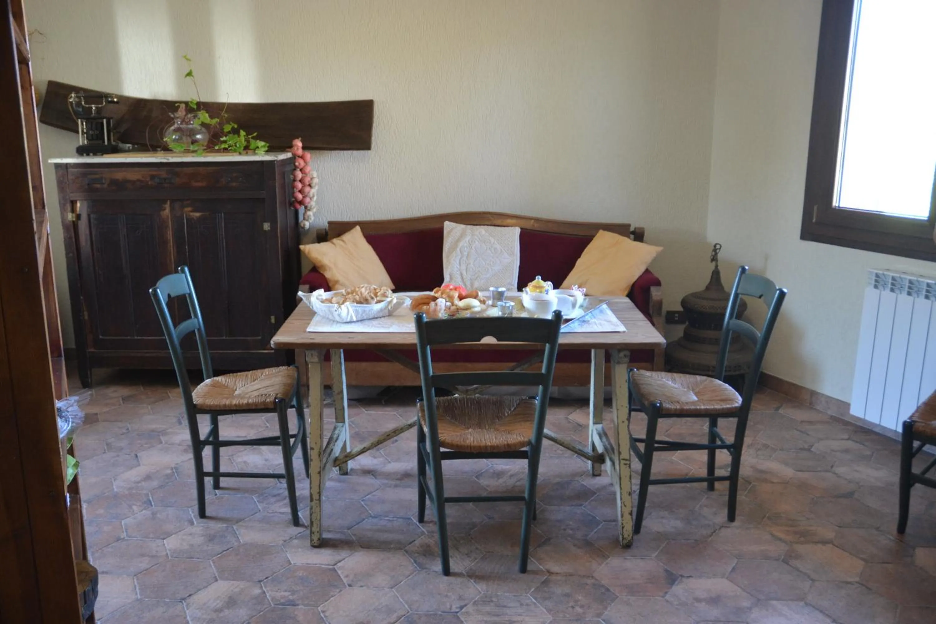 Communal lounge/ TV room in B&B Antica Botte Sassari