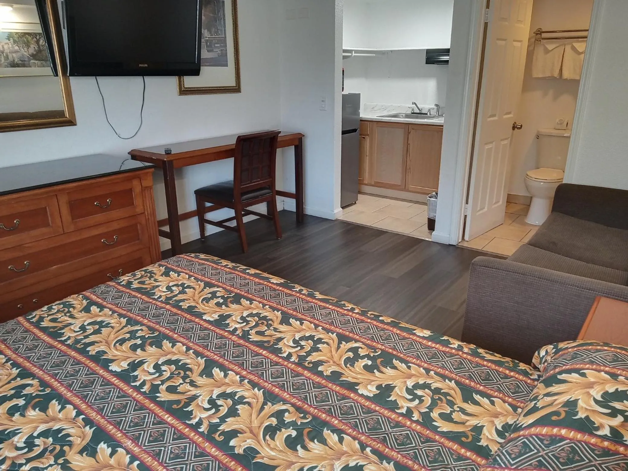 Photo of the whole room, Bed in Solano Inn Vallejo-Napa Valley