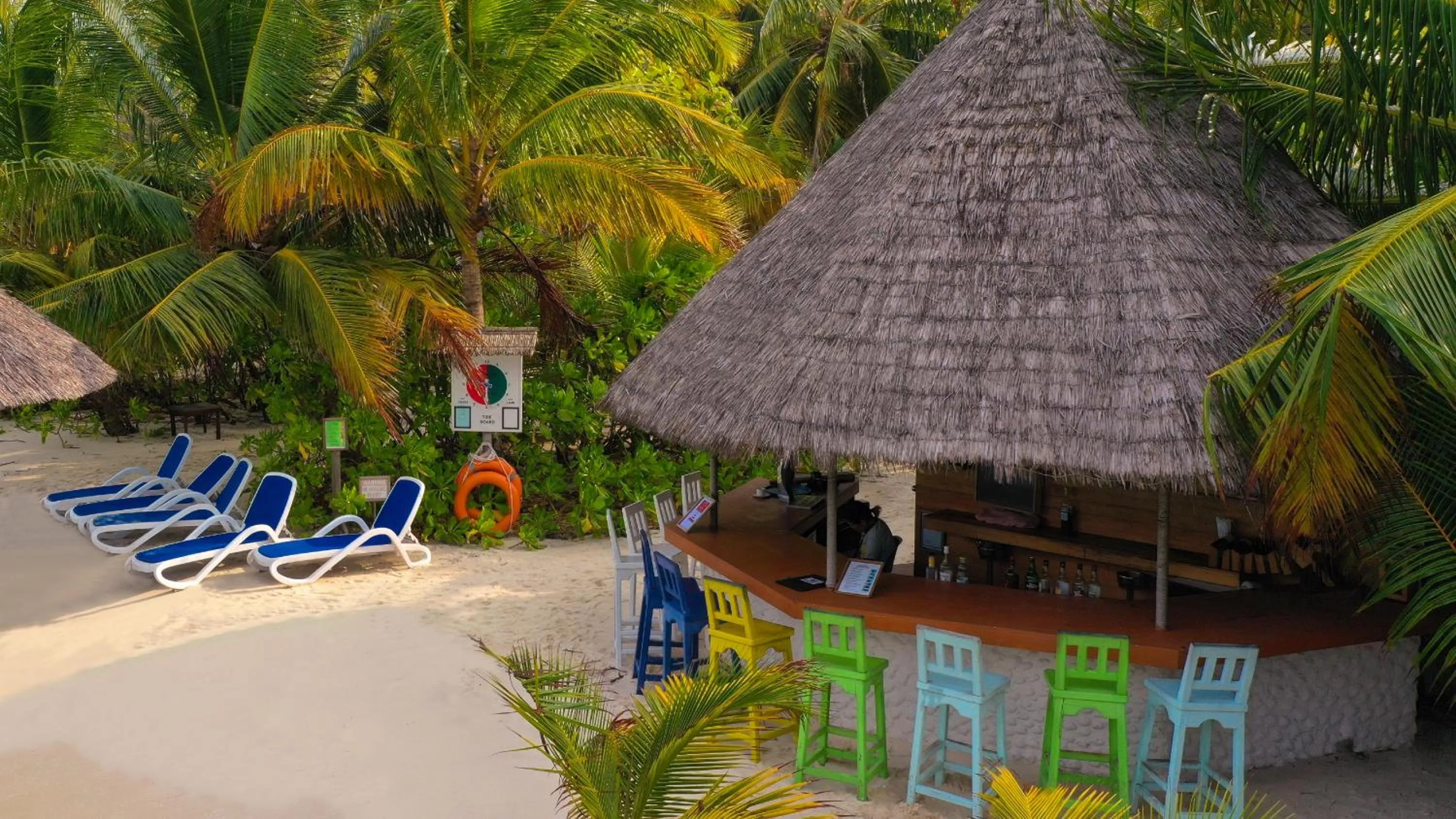 Lounge or bar in Eriyadu Island Resort