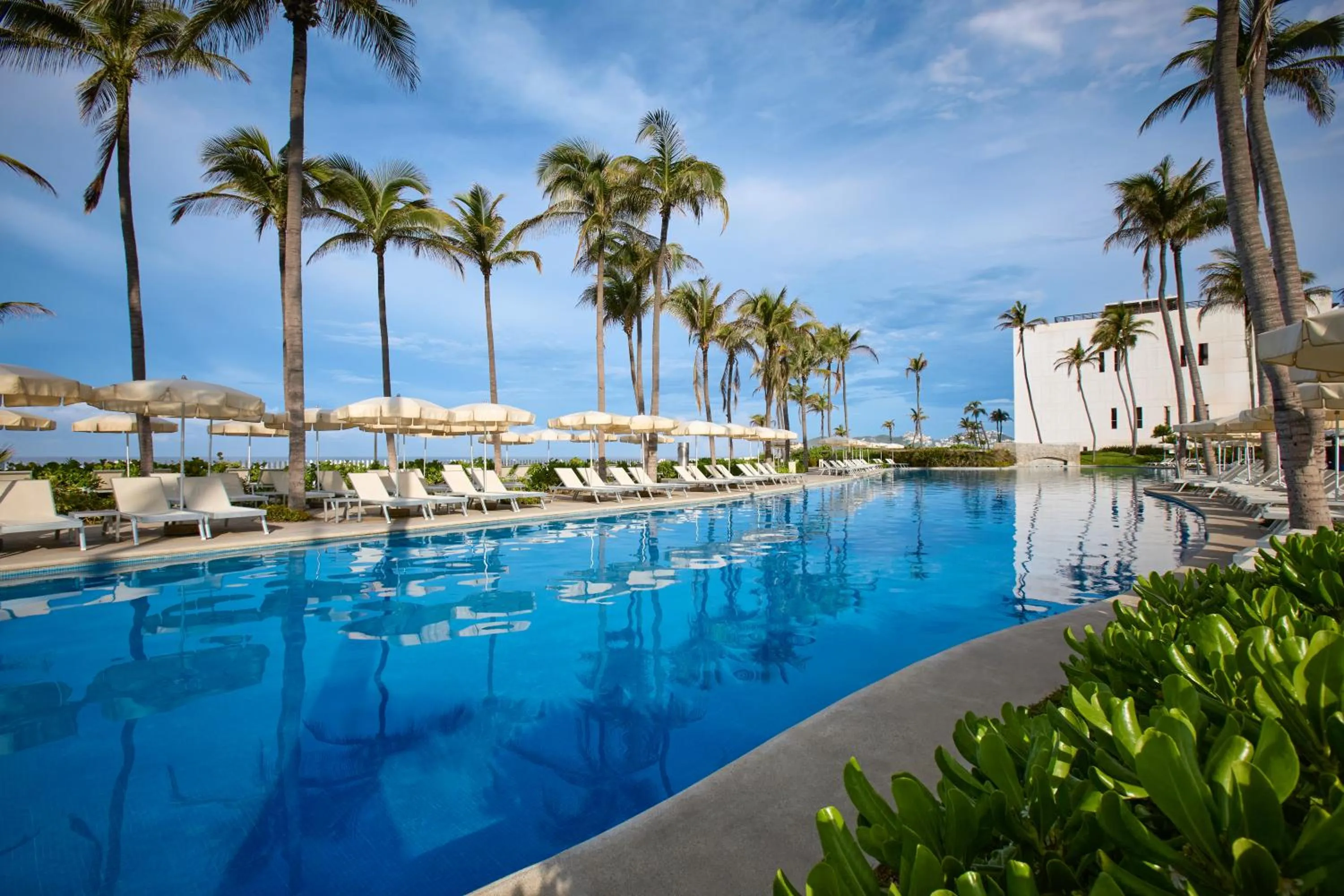 Swimming pool in Grand Ocean Breeze Acapulco