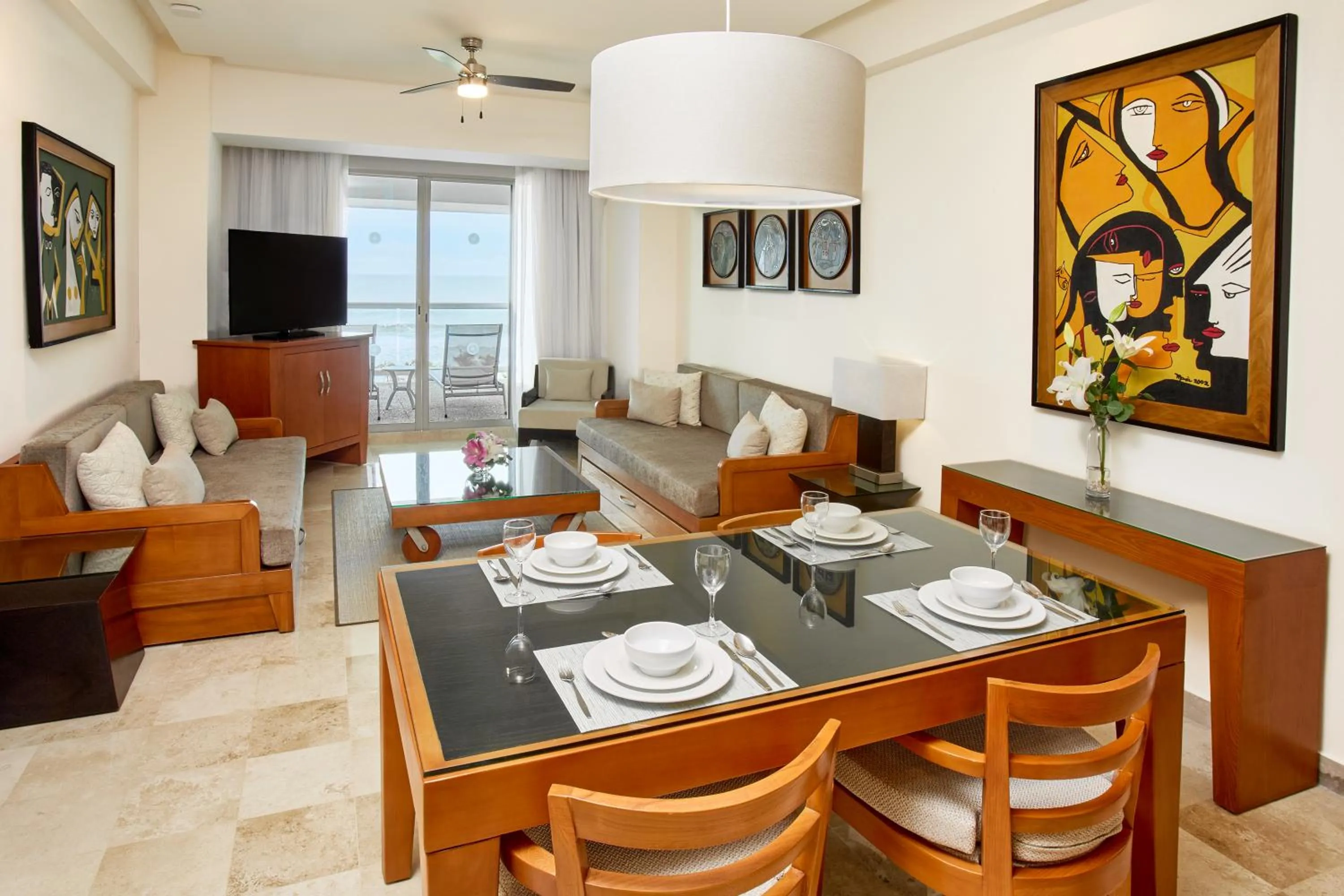 Living room in Grand Ocean Breeze Acapulco
