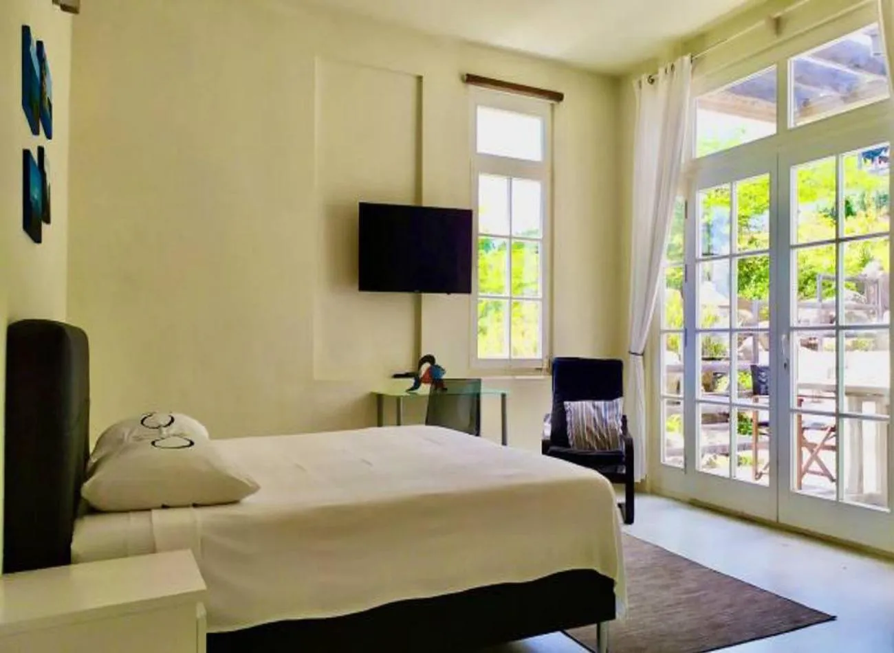 Bed in Whale Tails Island Suites & Villas