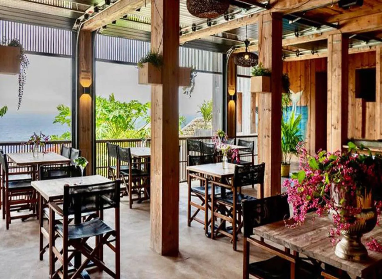 Restaurant/places to eat in Whale Tails Island Suites & Villas