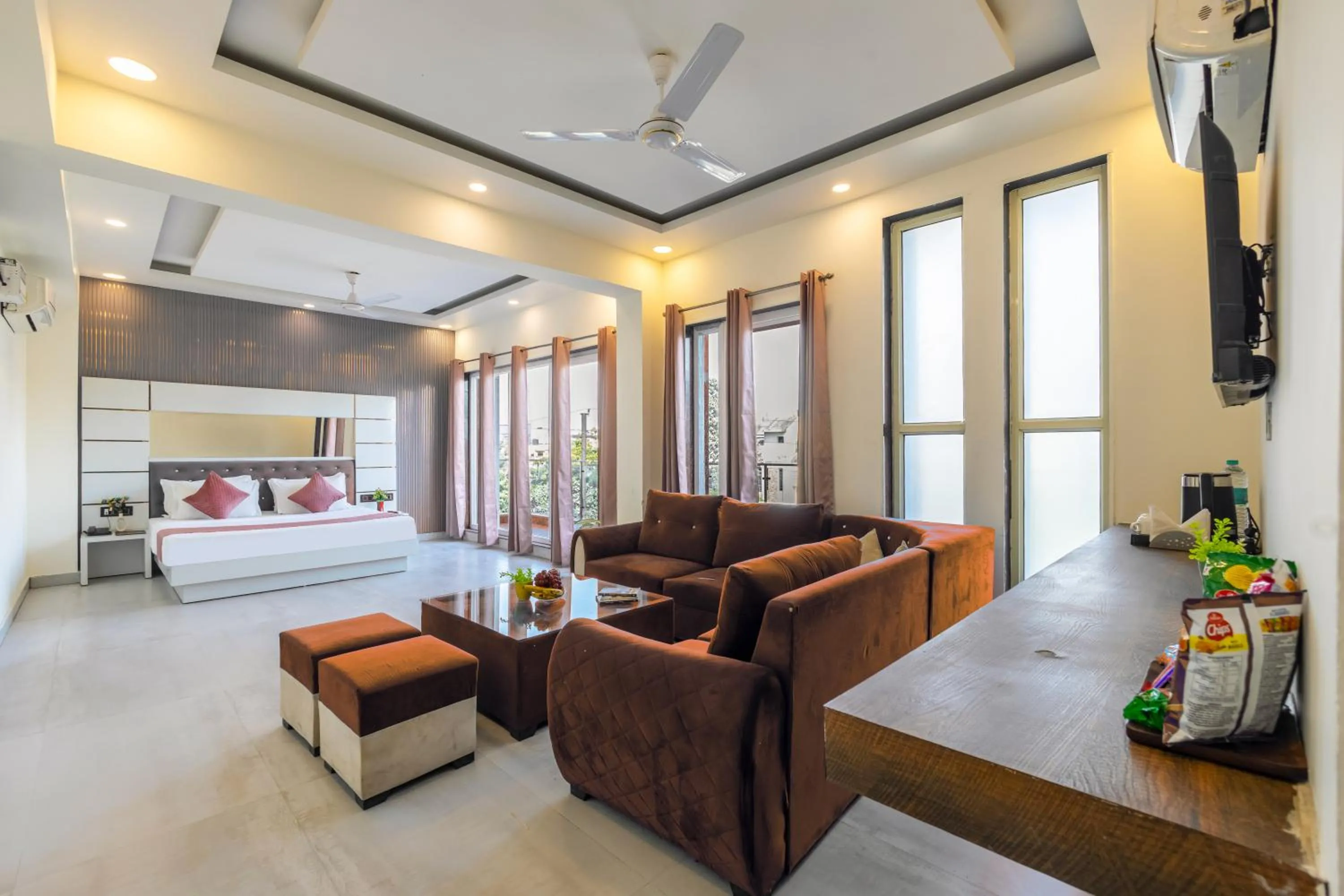 Communal lounge/ TV room, Bed in The Metro Stay by ASPL