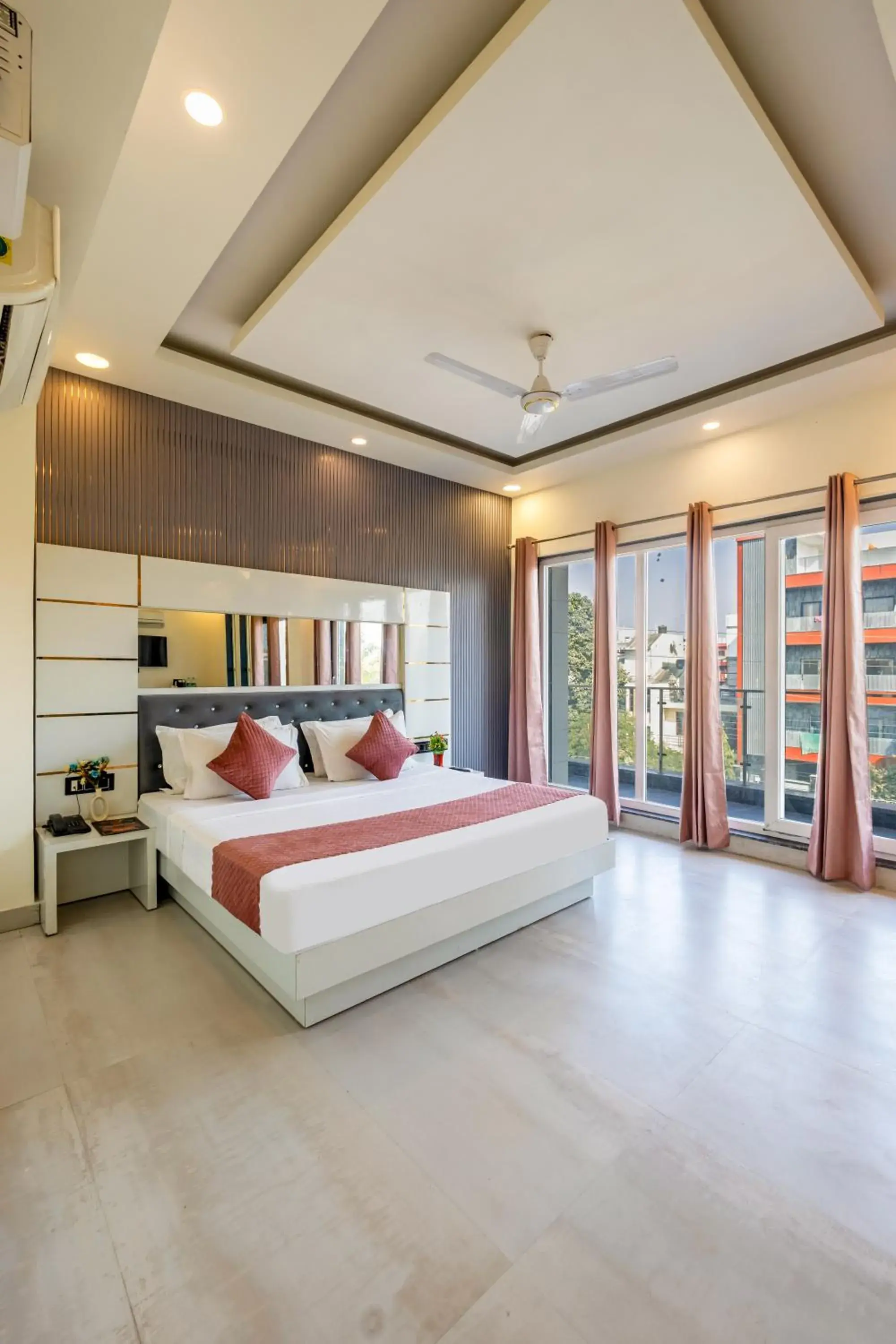 Suite with Balcony in The Metro Stay by ASPL Suite with Balcony in The Metro Stay by ASPL