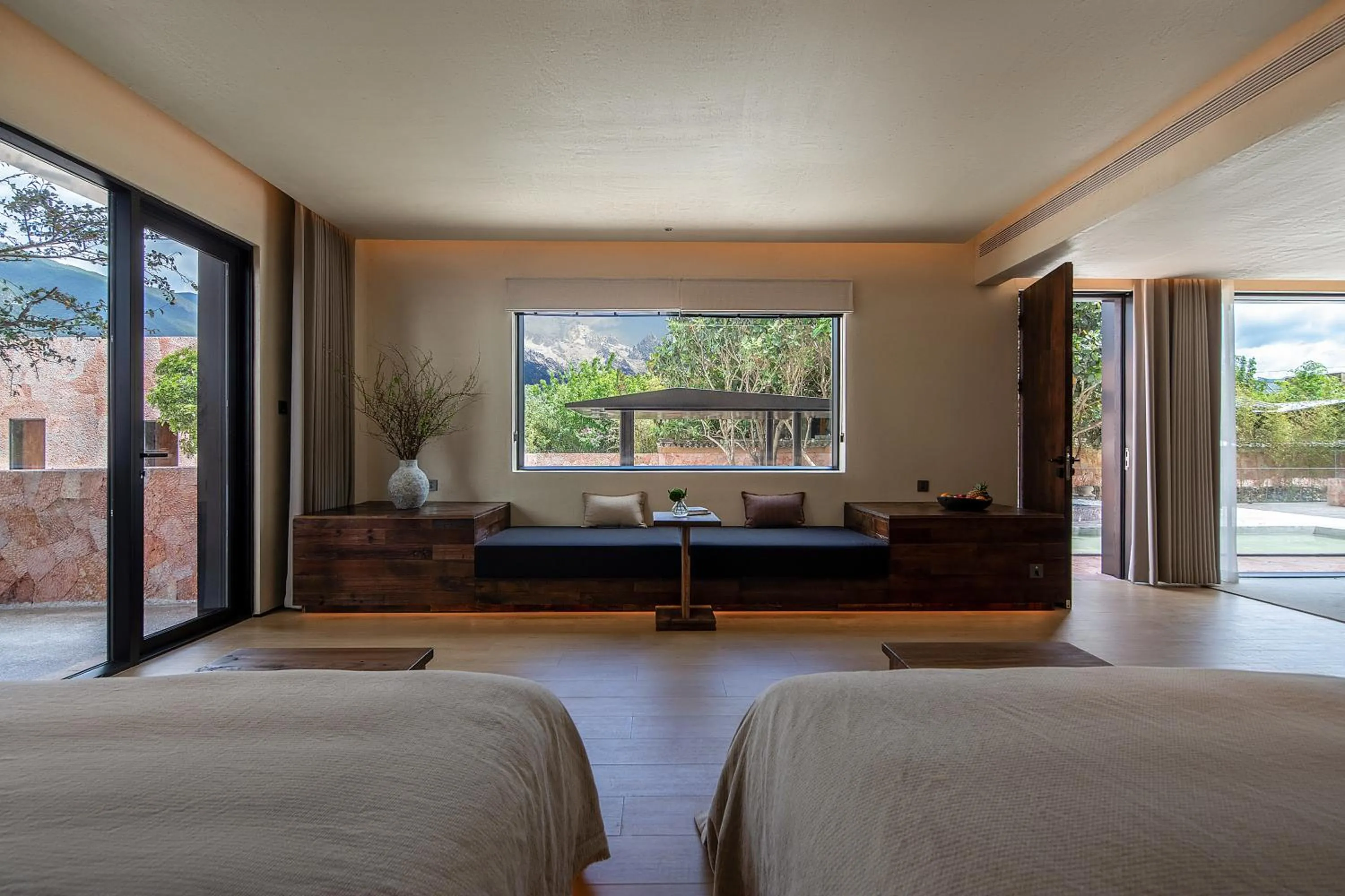 Photo of the whole room in Mucheng Xichi Snow Mountain Art Resort Hotel (Baisha Ancient Town Branch)