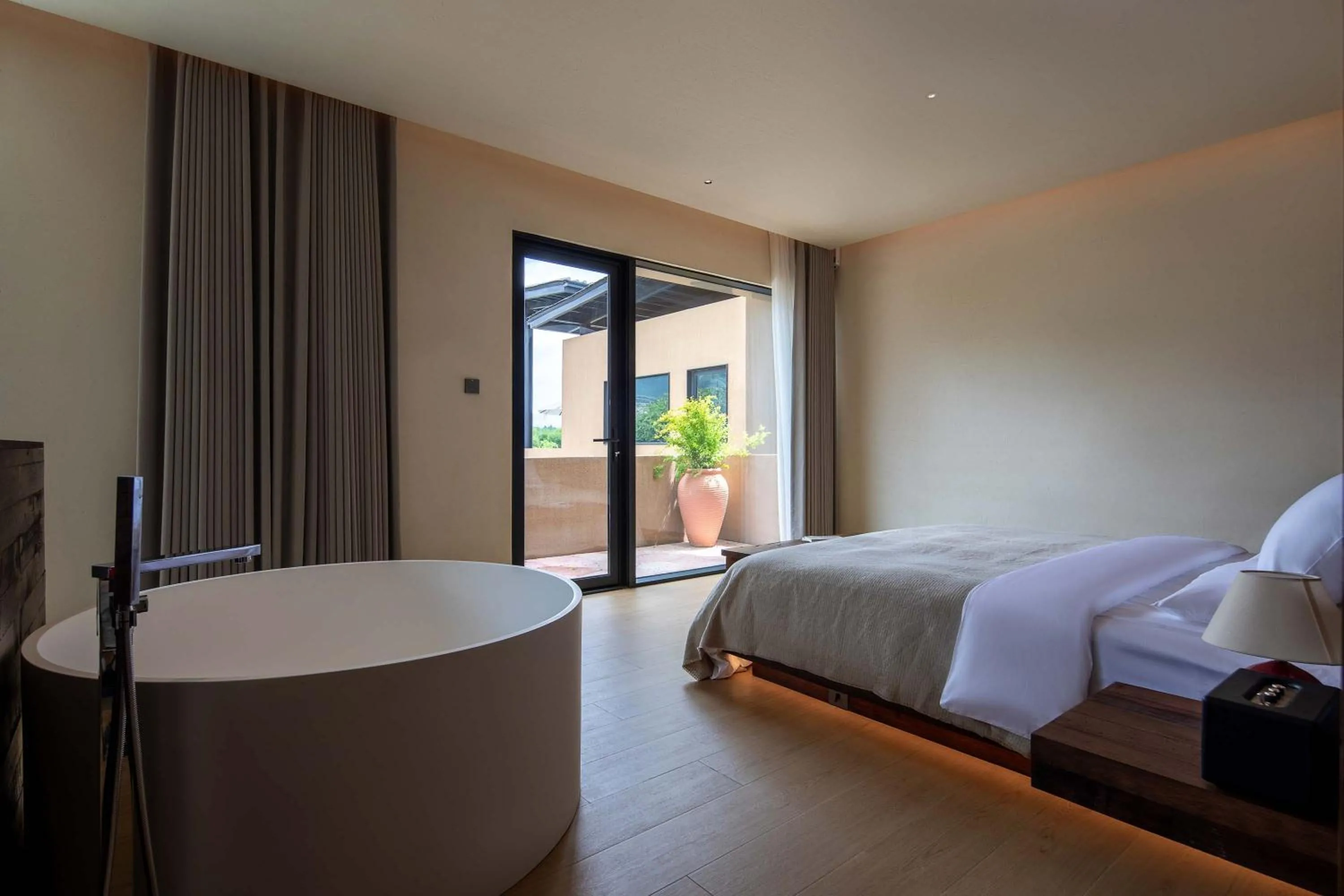 Photo of the whole room in Mucheng Xichi Snow Mountain Art Resort Hotel (Baisha Ancient Town Branch)