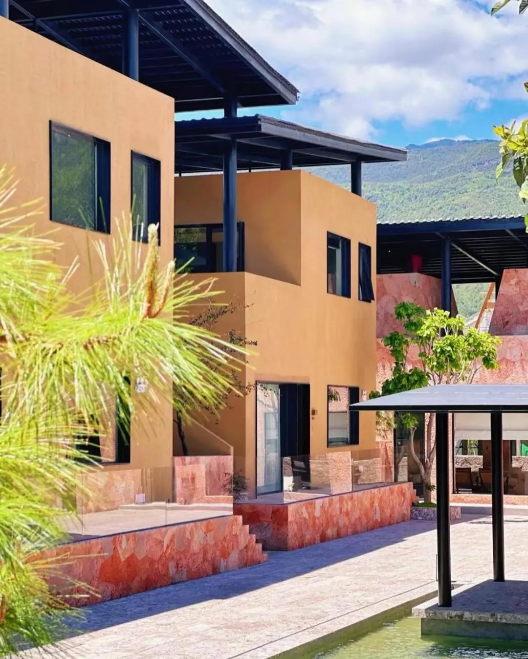 Mucheng Xichi Snow Mountain Art Resort Hotel (Baisha Ancient Town Branch)