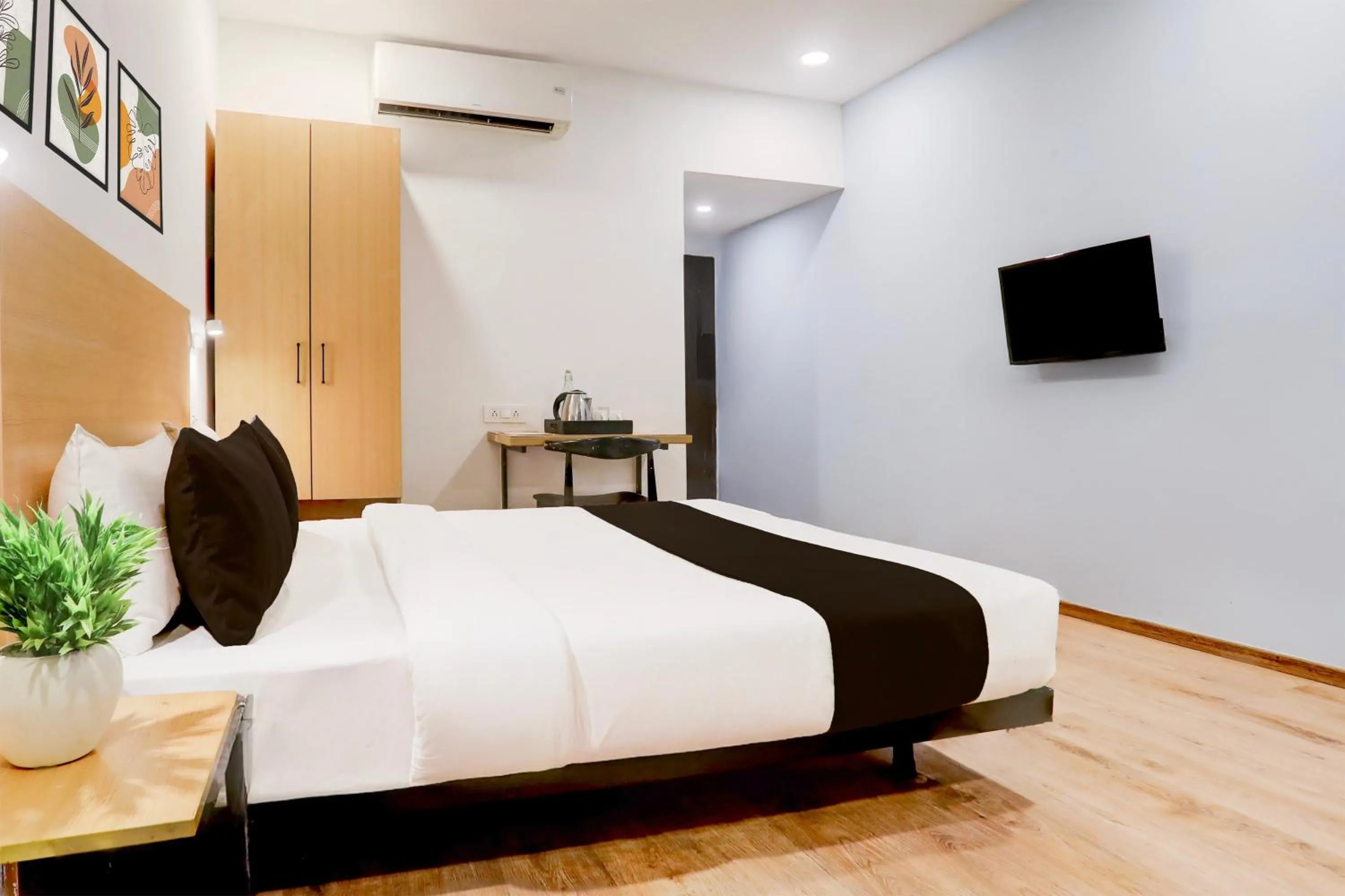 Bedroom, Bed in Super Townhouse Prayagraj Near Railway Station Formerly Santosh Palace