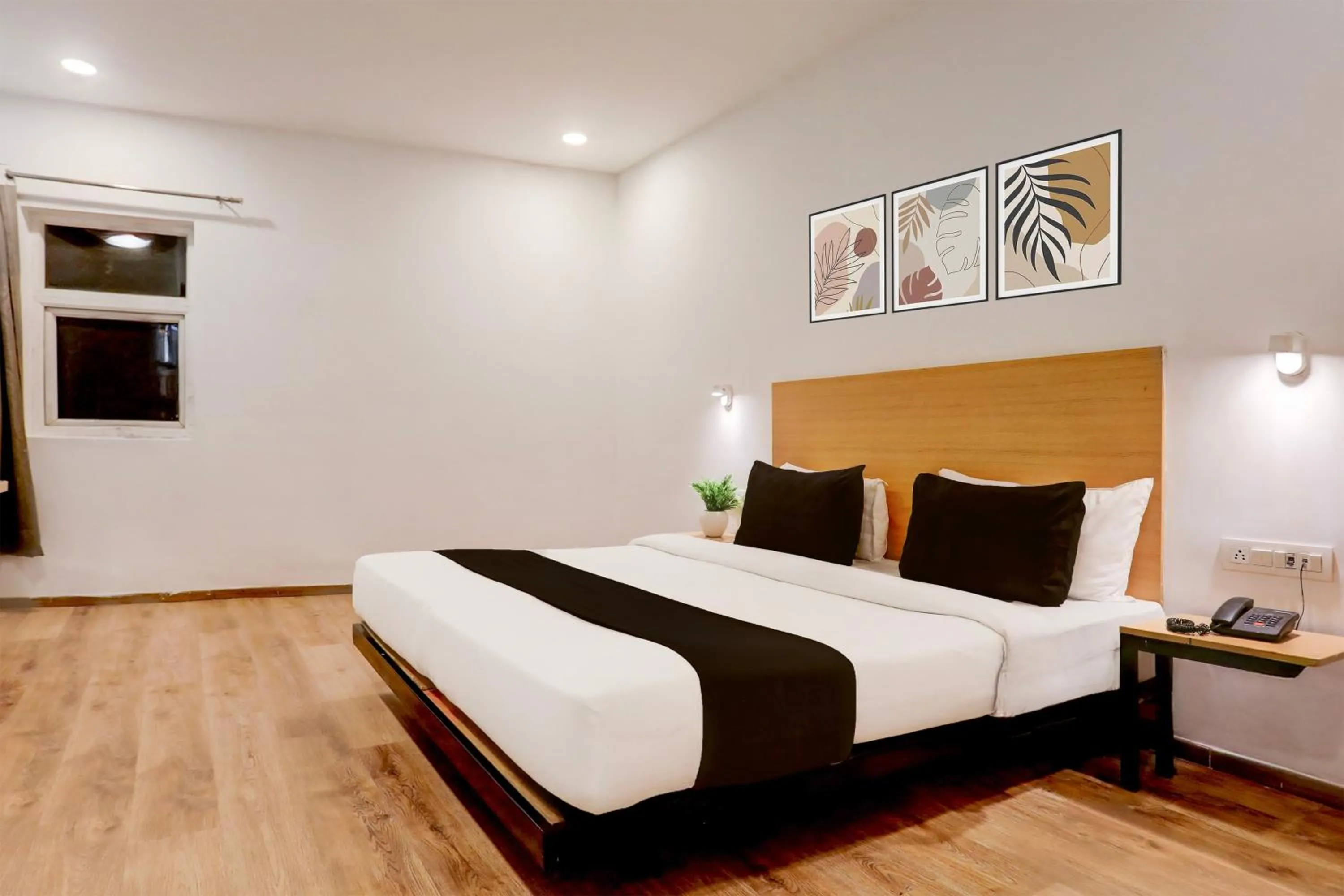 Bedroom, Bed in Super Townhouse Prayagraj Near Railway Station Formerly Santosh Palace