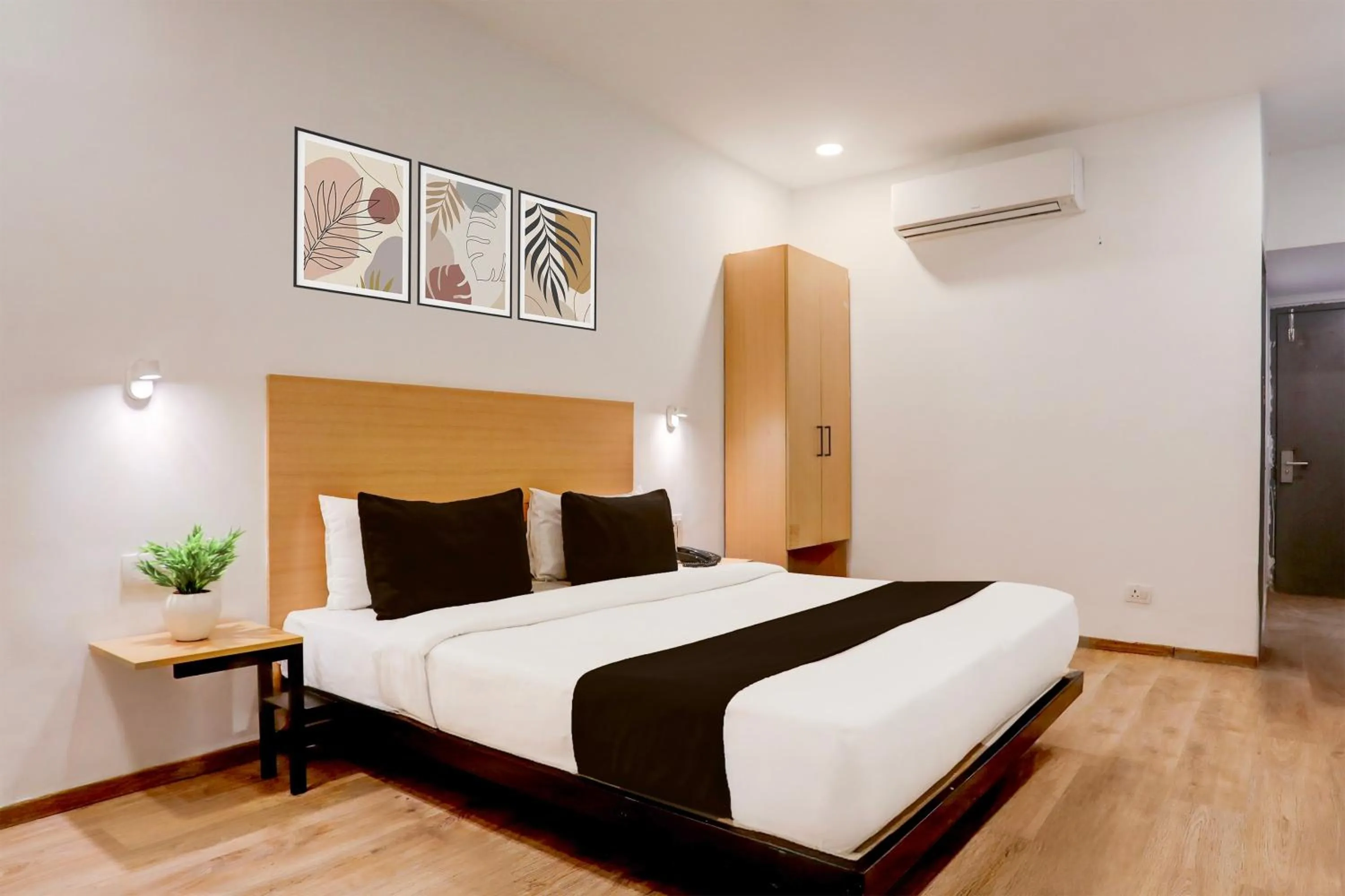 Bedroom, Bed in Super Townhouse Prayagraj Near Railway Station Formerly Santosh Palace