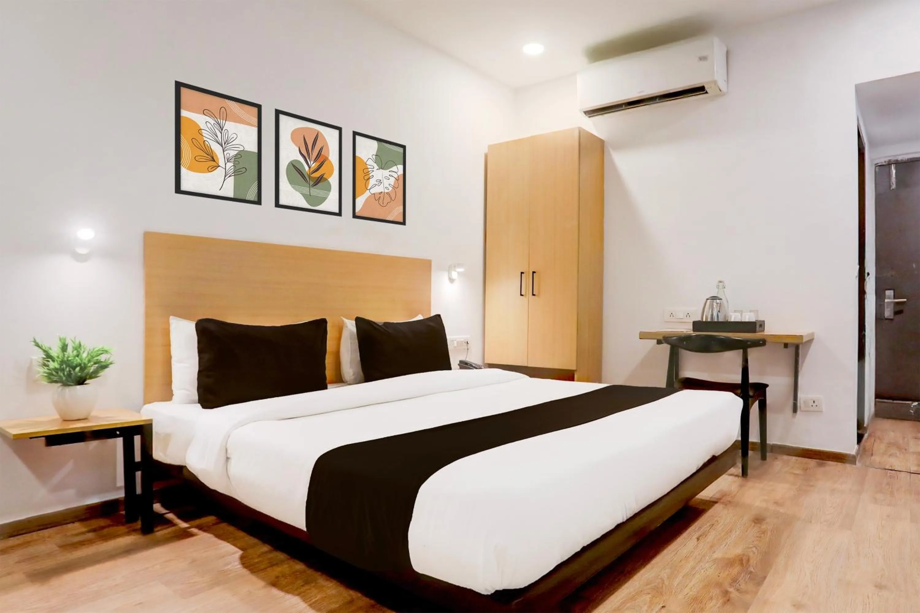 Bedroom, Bed in Super Townhouse Prayagraj Near Railway Station Formerly Santosh Palace