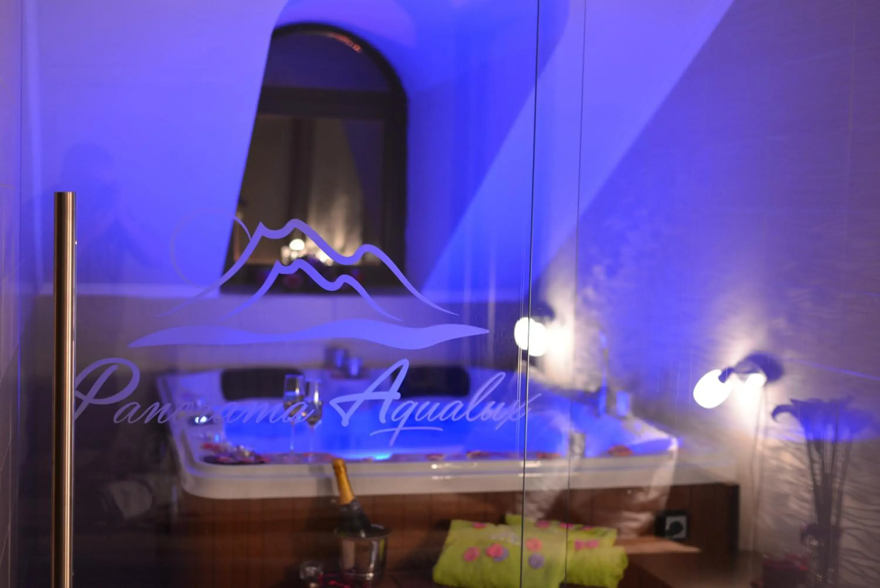 Deluxe Double Room with Hot Tub and River View in Guest House Panorama Aqualux with Free Parking Deluxe Double Room with Hot Tub and River View in Guest House Panorama Aqualux with Free Parking