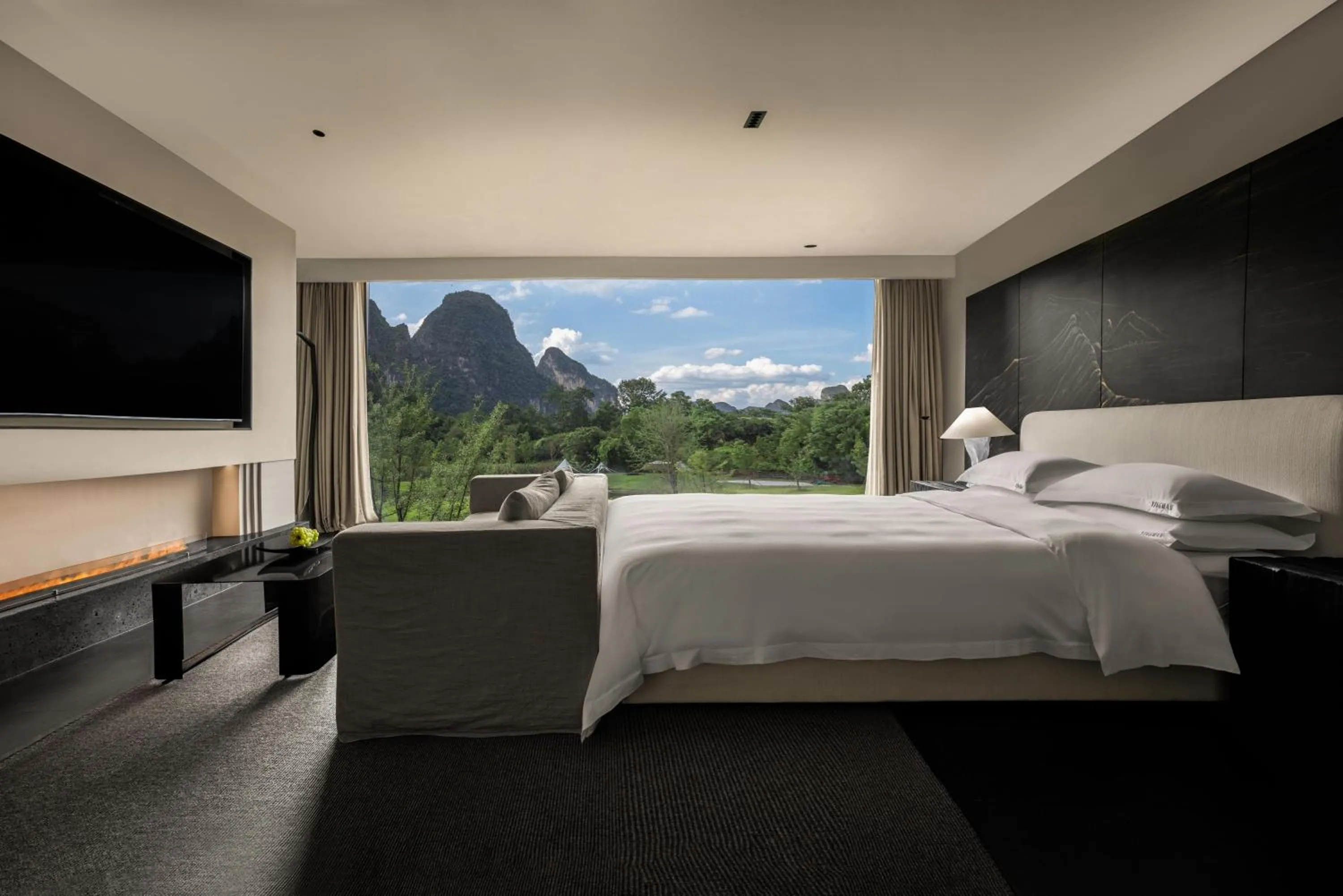 Bed in YINGMAN HOTEL
