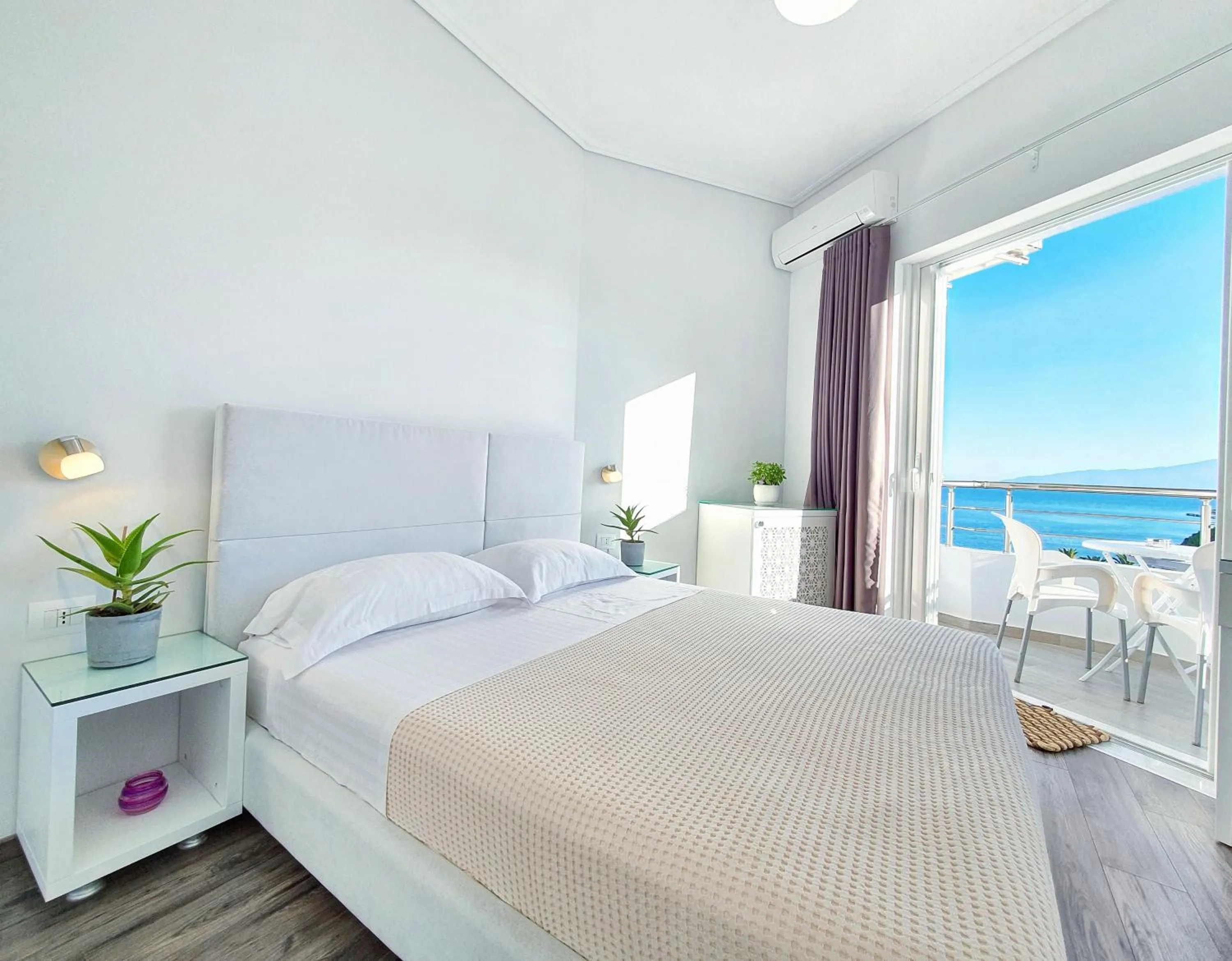 Balcony/Terrace, Bed in Hotel JoAn