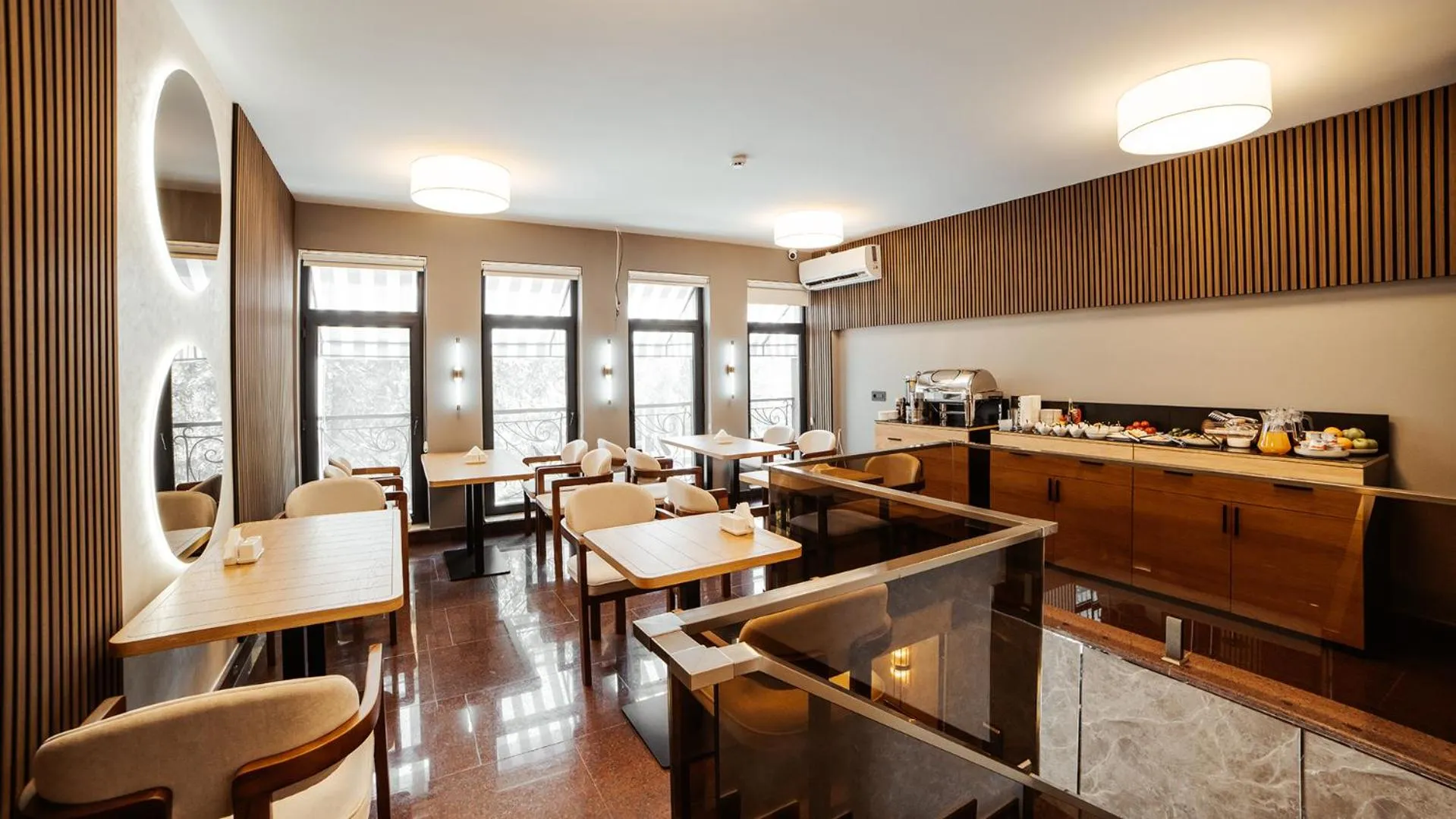 Restaurant/places to eat in White Breeze Hotel