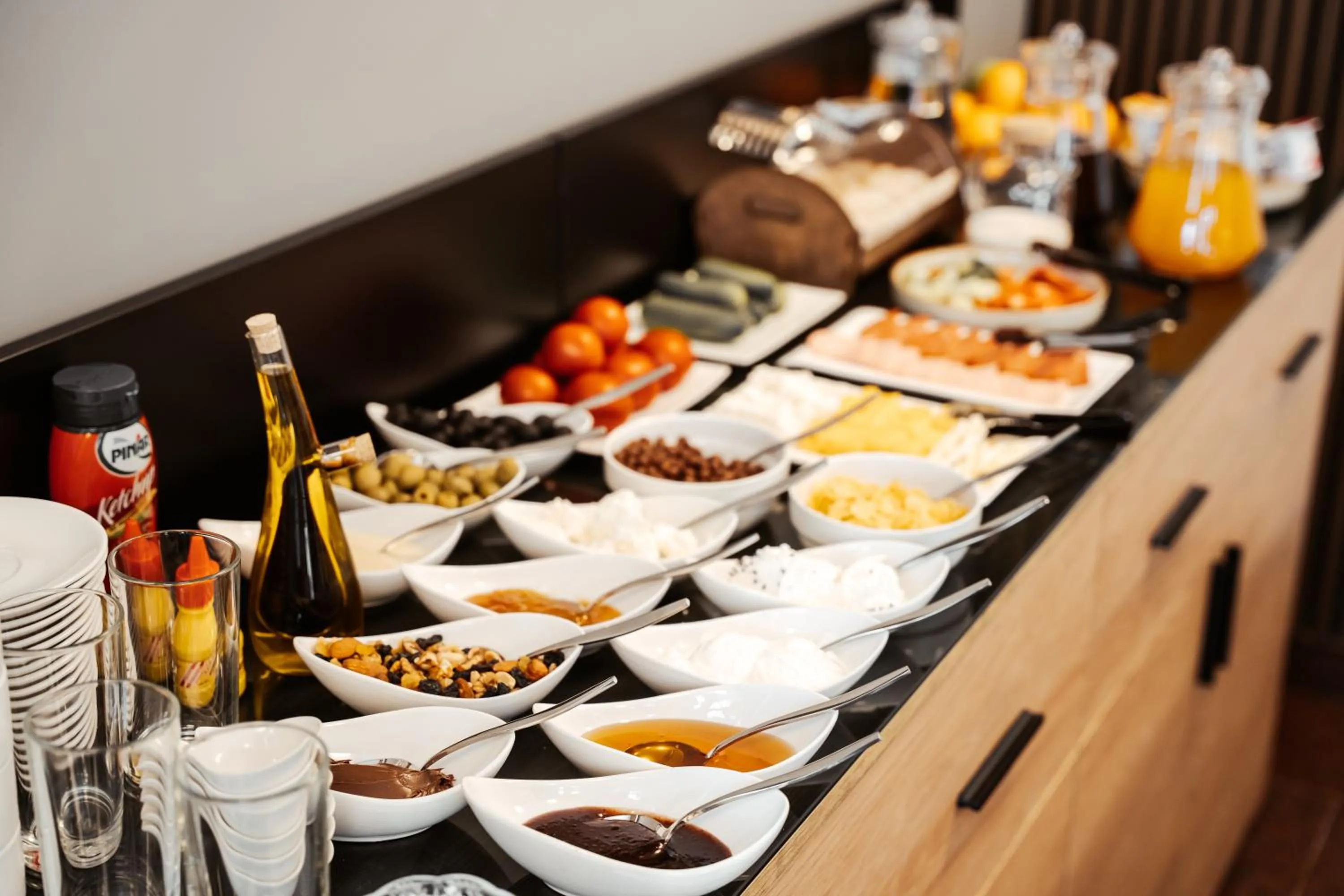 Restaurant/places to eat in White Breeze Hotel