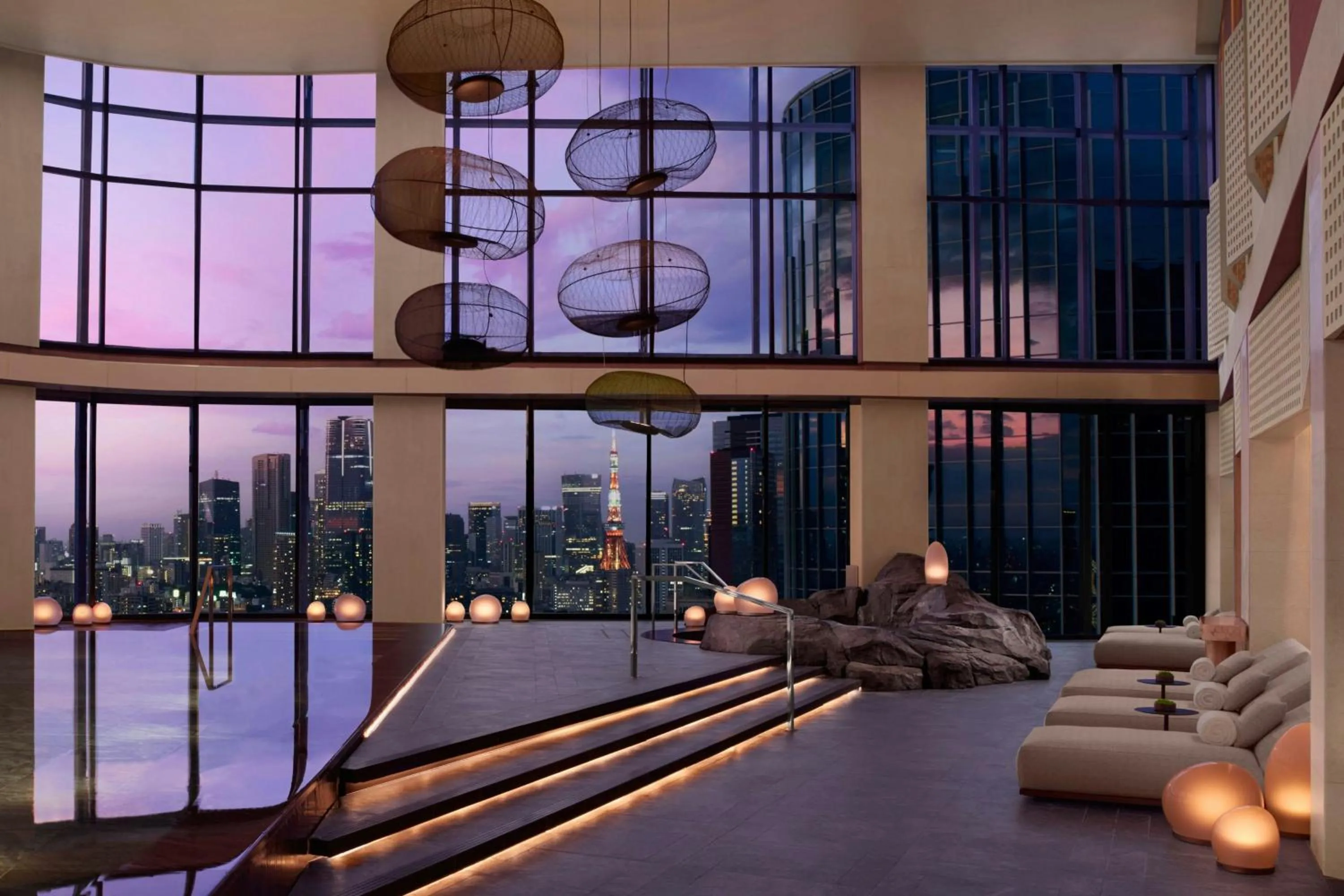 Swimming pool in JW Marriott Hotel Tokyo