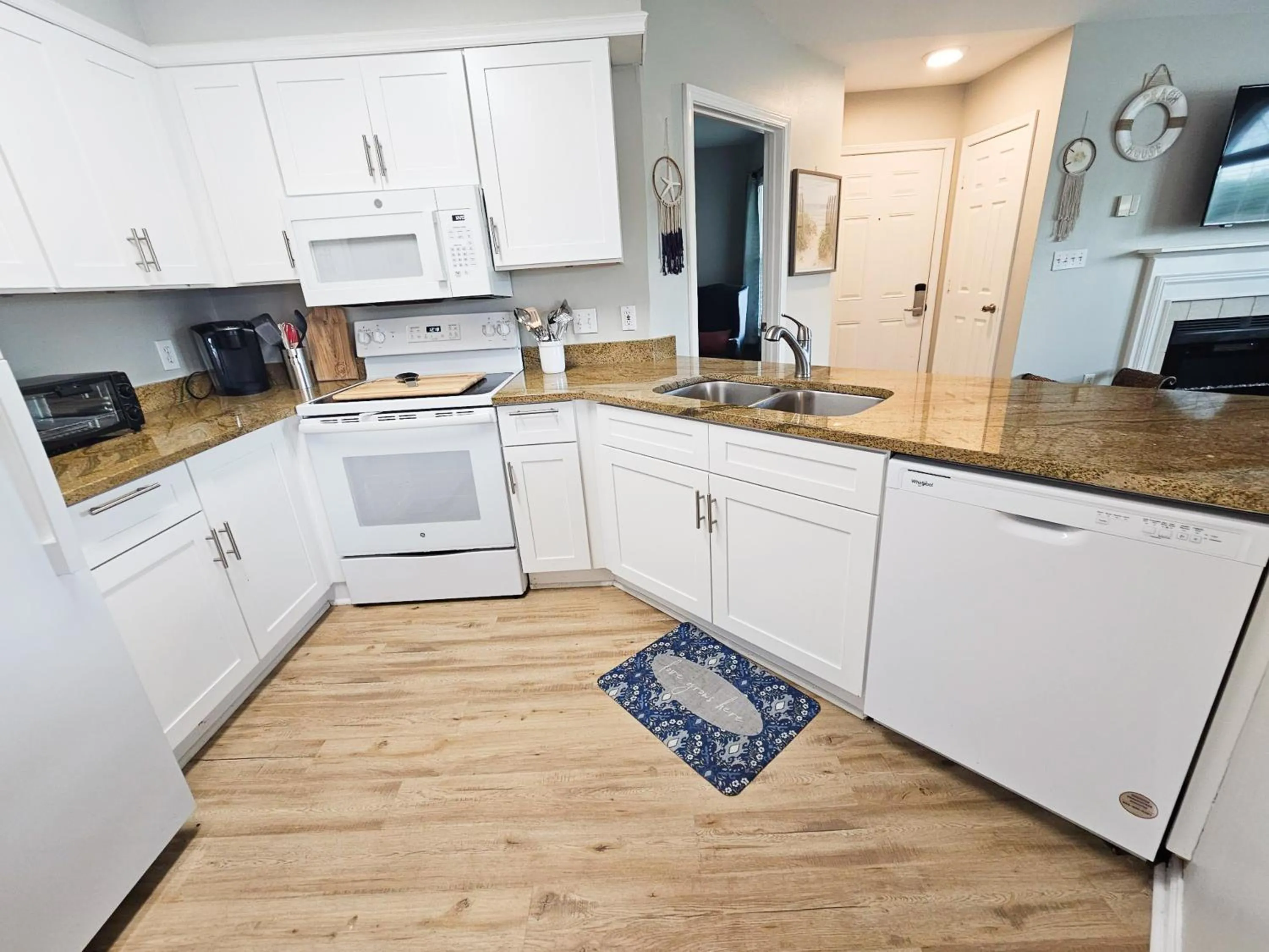 Charming 2BR Condo w/ Private Balcony in Gulf Shores, Pool, Hot Tub