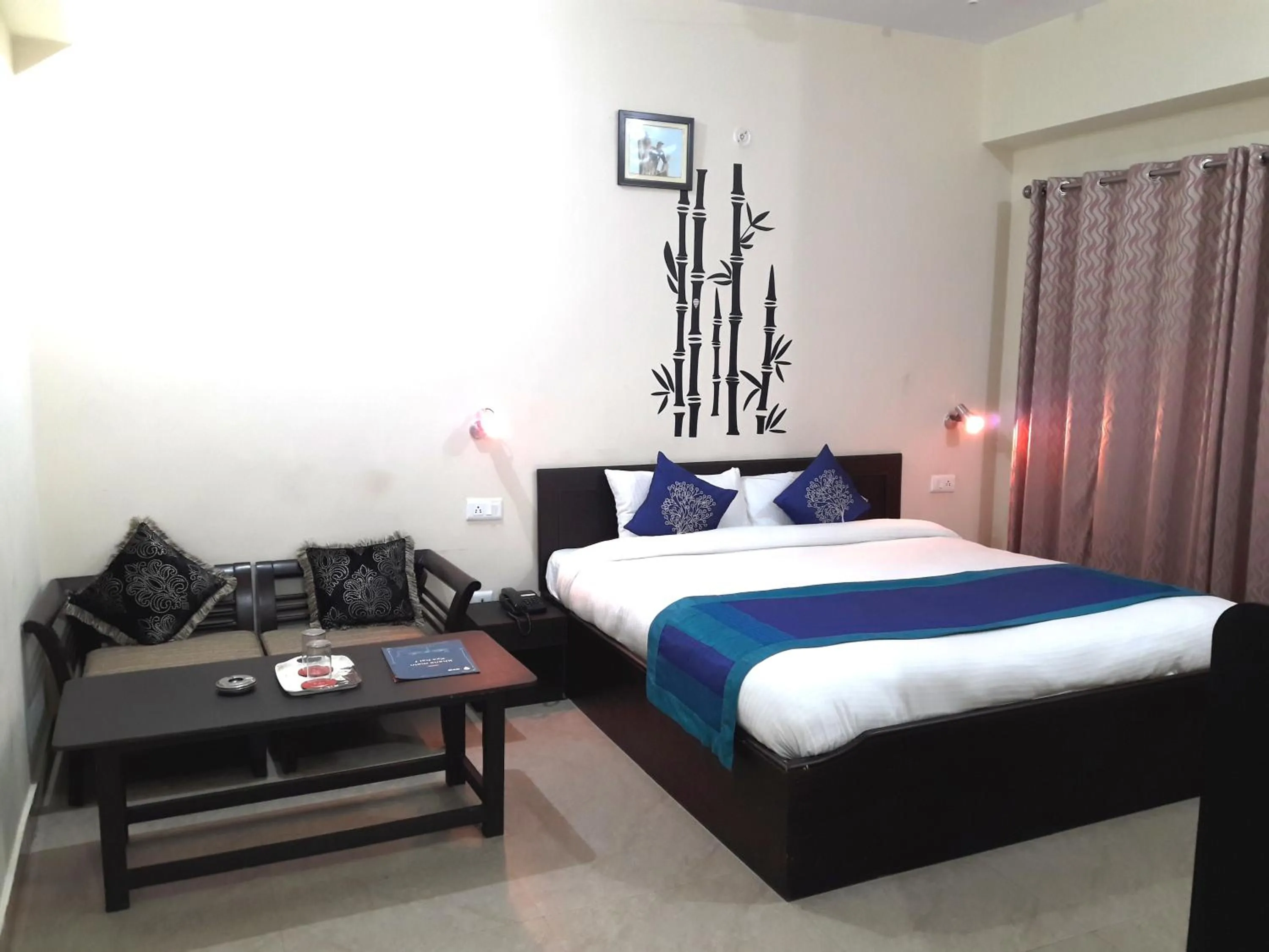 Bedroom, Bed in Hotel Avlokan - Near Kainchi Dham Mandir