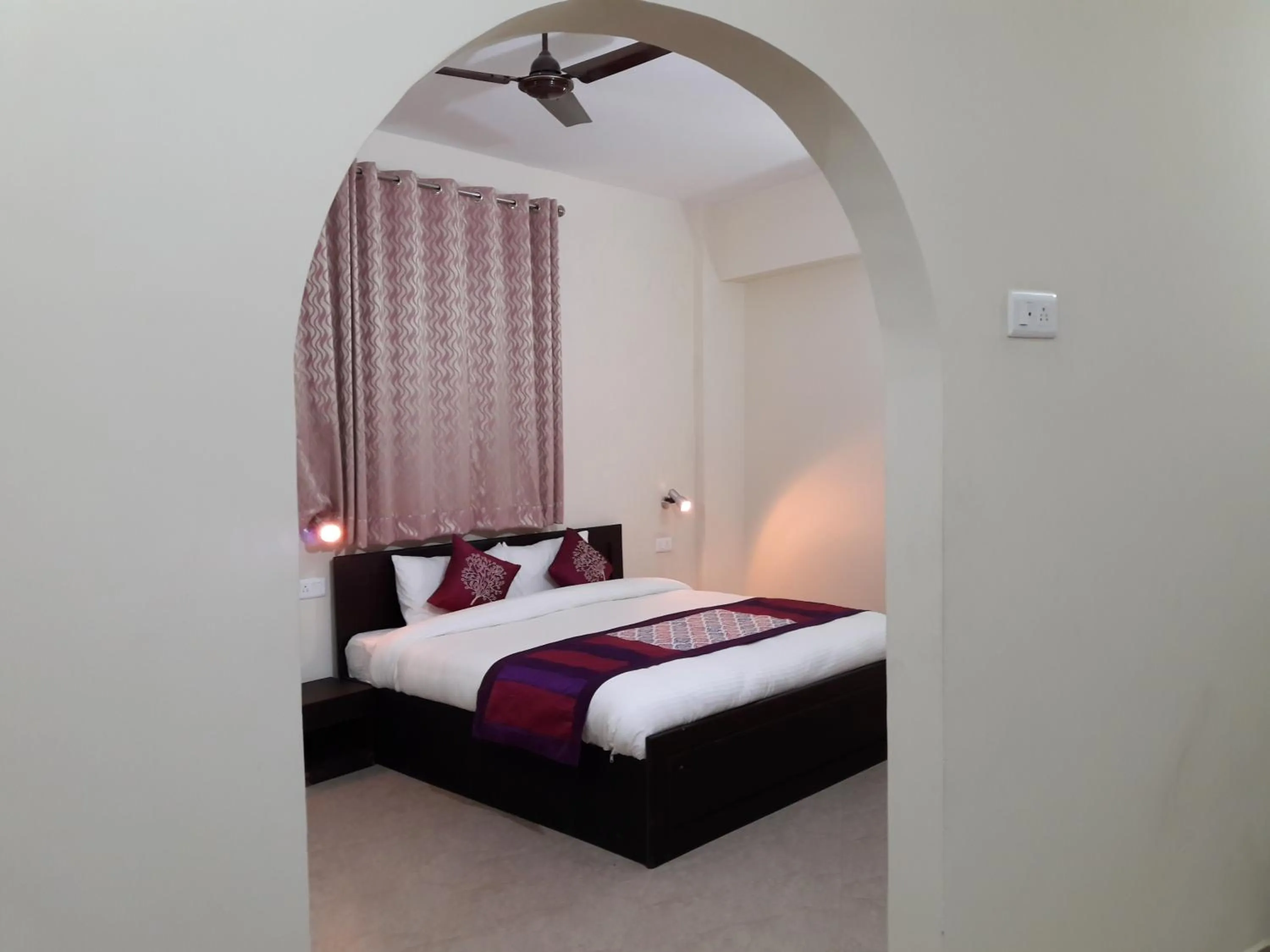 Bed in Hotel Avlokan - Near Kainchi Dham Mandir