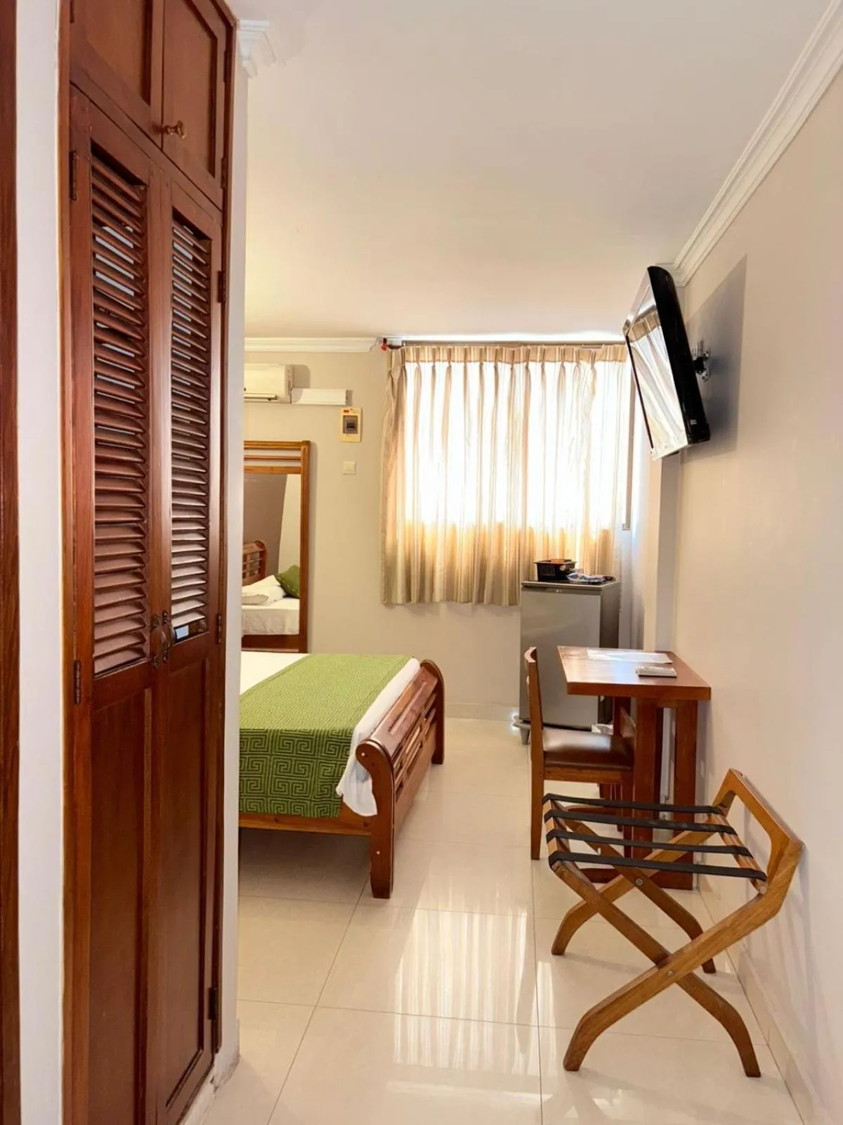 Photo of the whole room, Bed in Hotel San Francisco