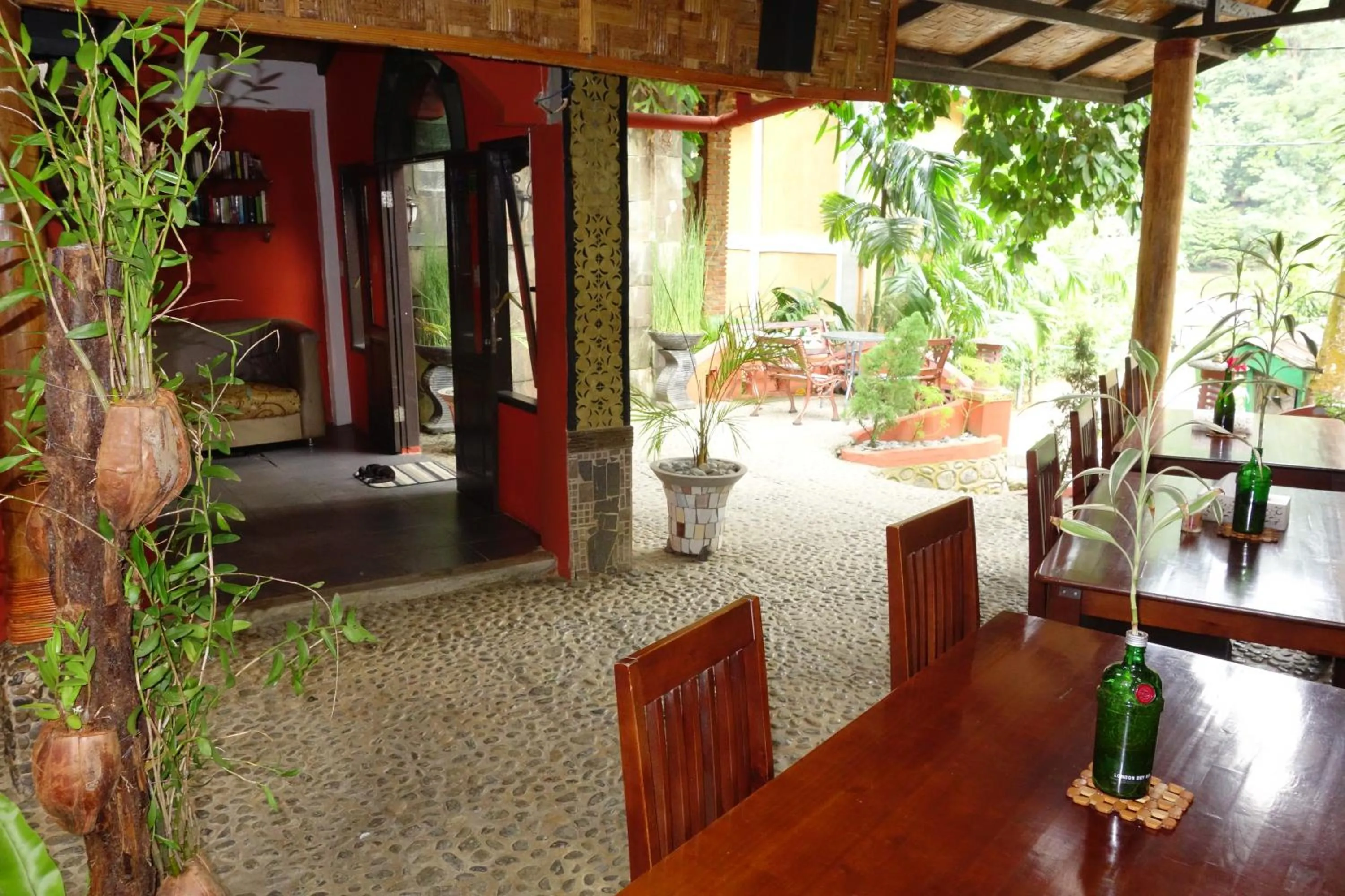 Restaurant/places to eat in Hotel Orangutan