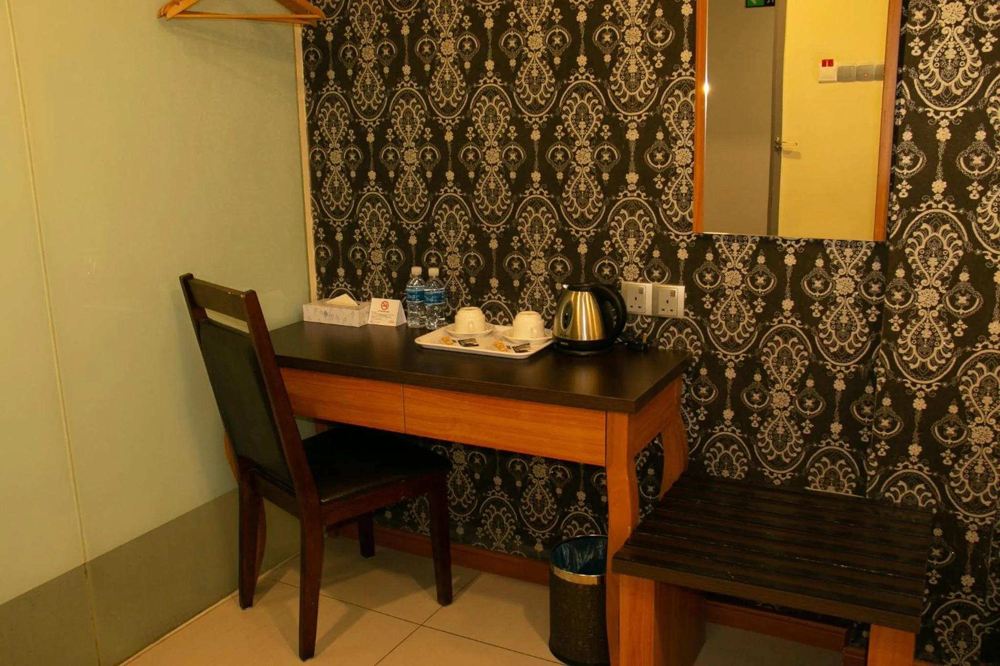 Coffee/tea facilities in Prince 33 Hotel