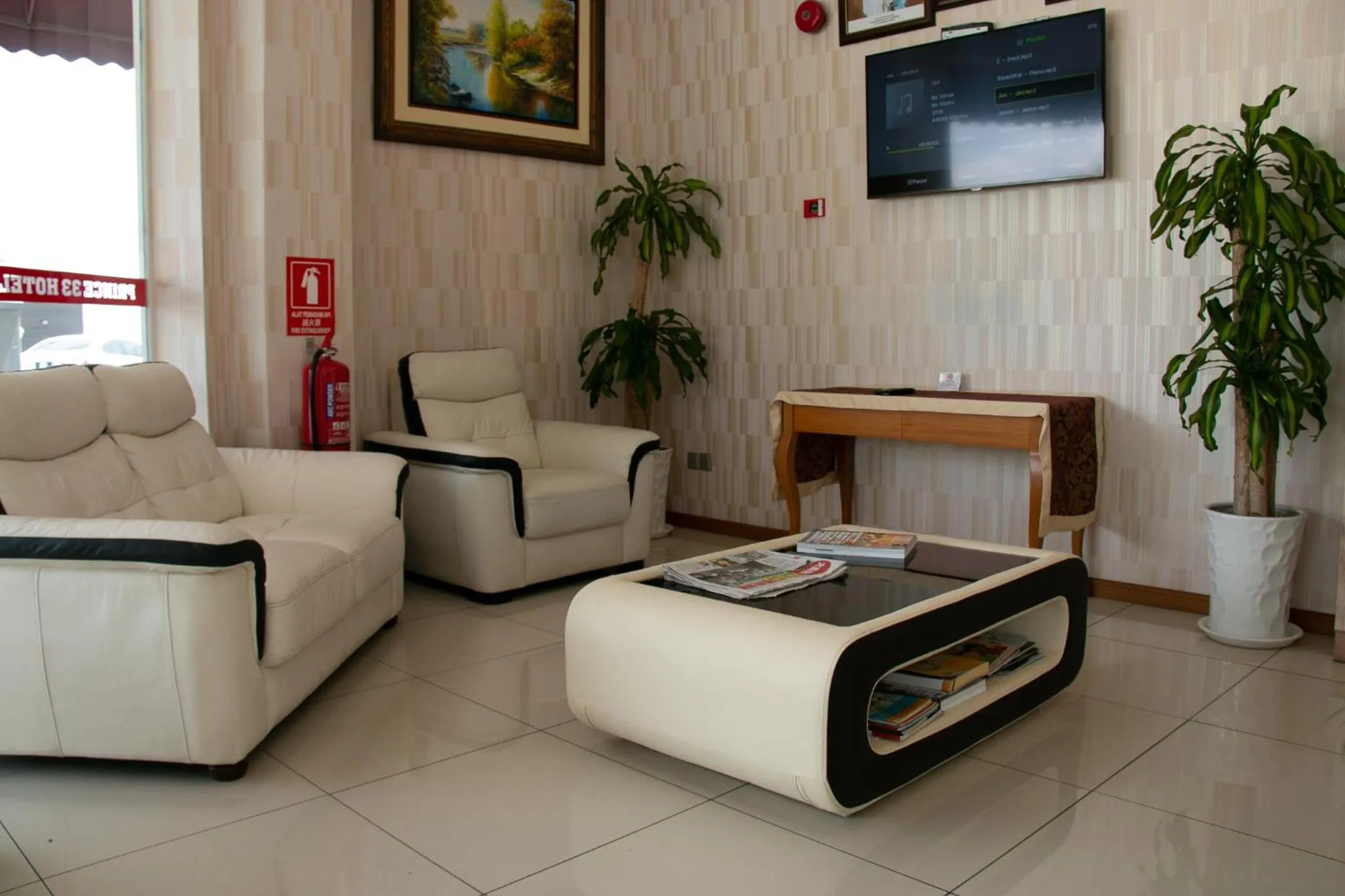 Communal lounge/ TV room, Seating Area in Prince 33 Hotel