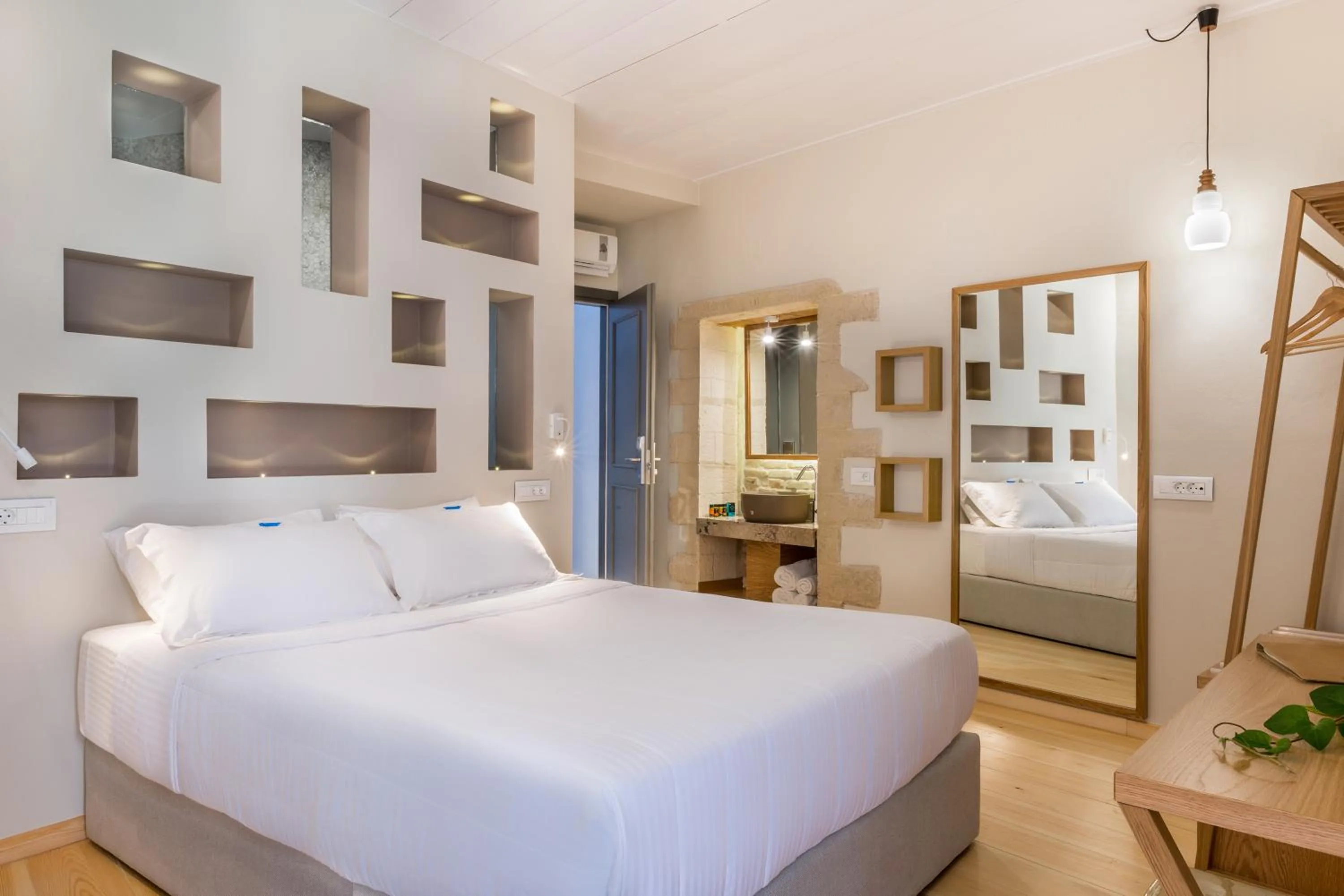 Photo of the whole room, Bed in Hotel Off