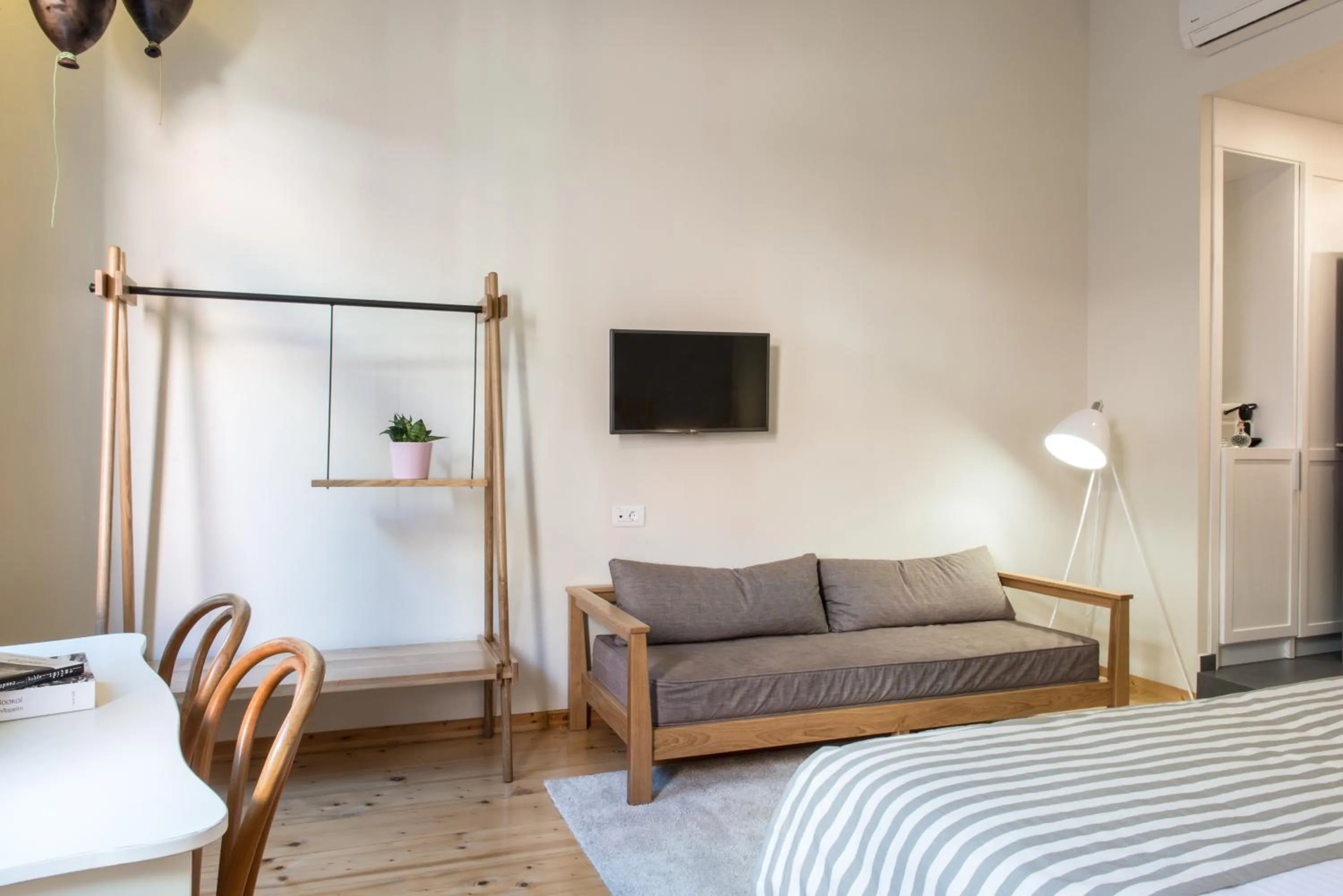 Seating area, Bed in Hotel Off