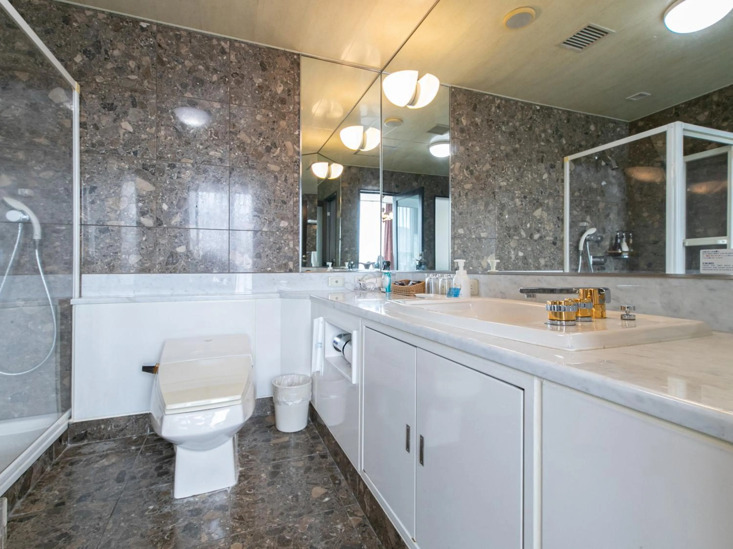 Shower in Victoria Inn Nagasaki