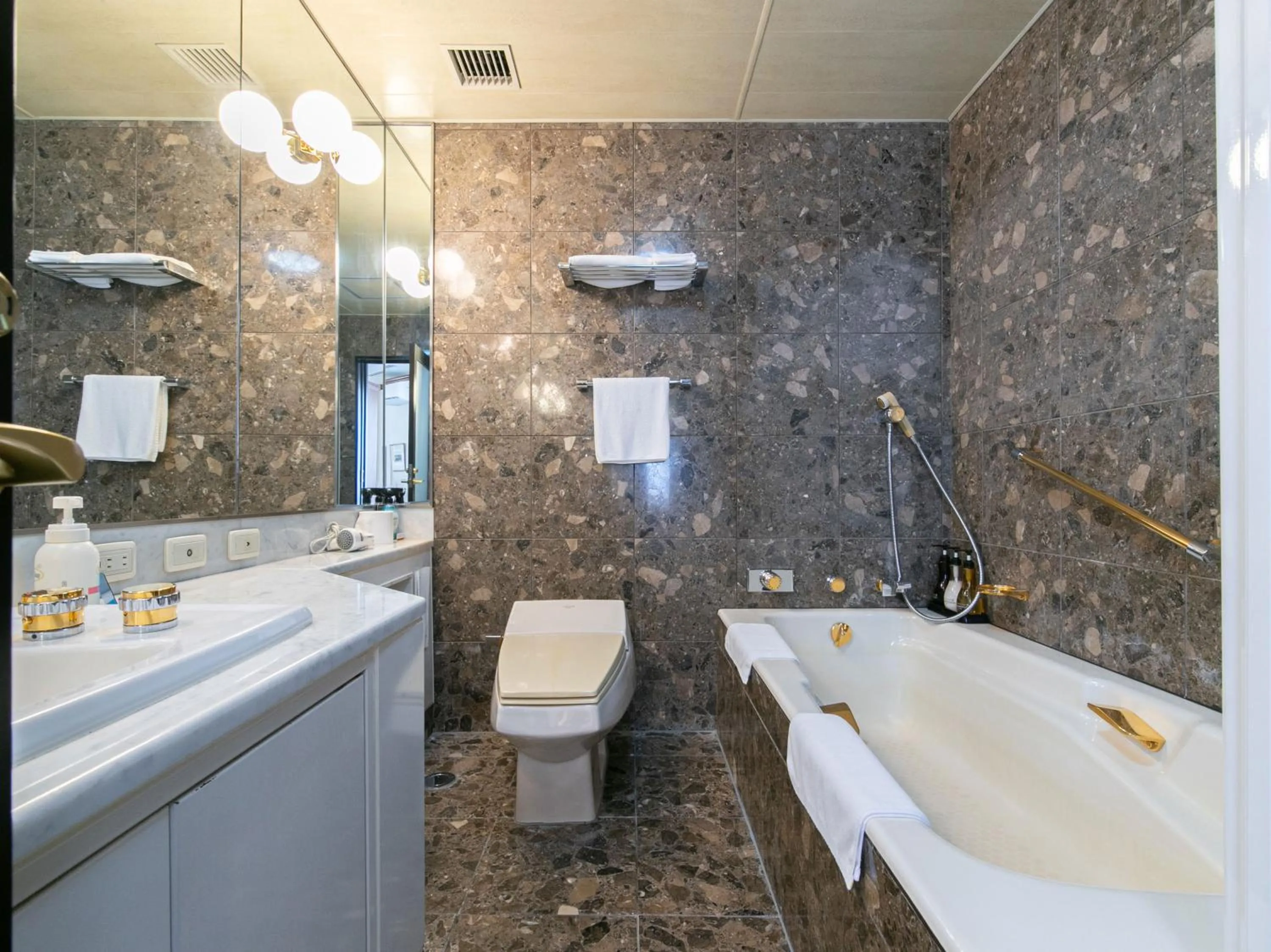 Shower in Victoria Inn Nagasaki