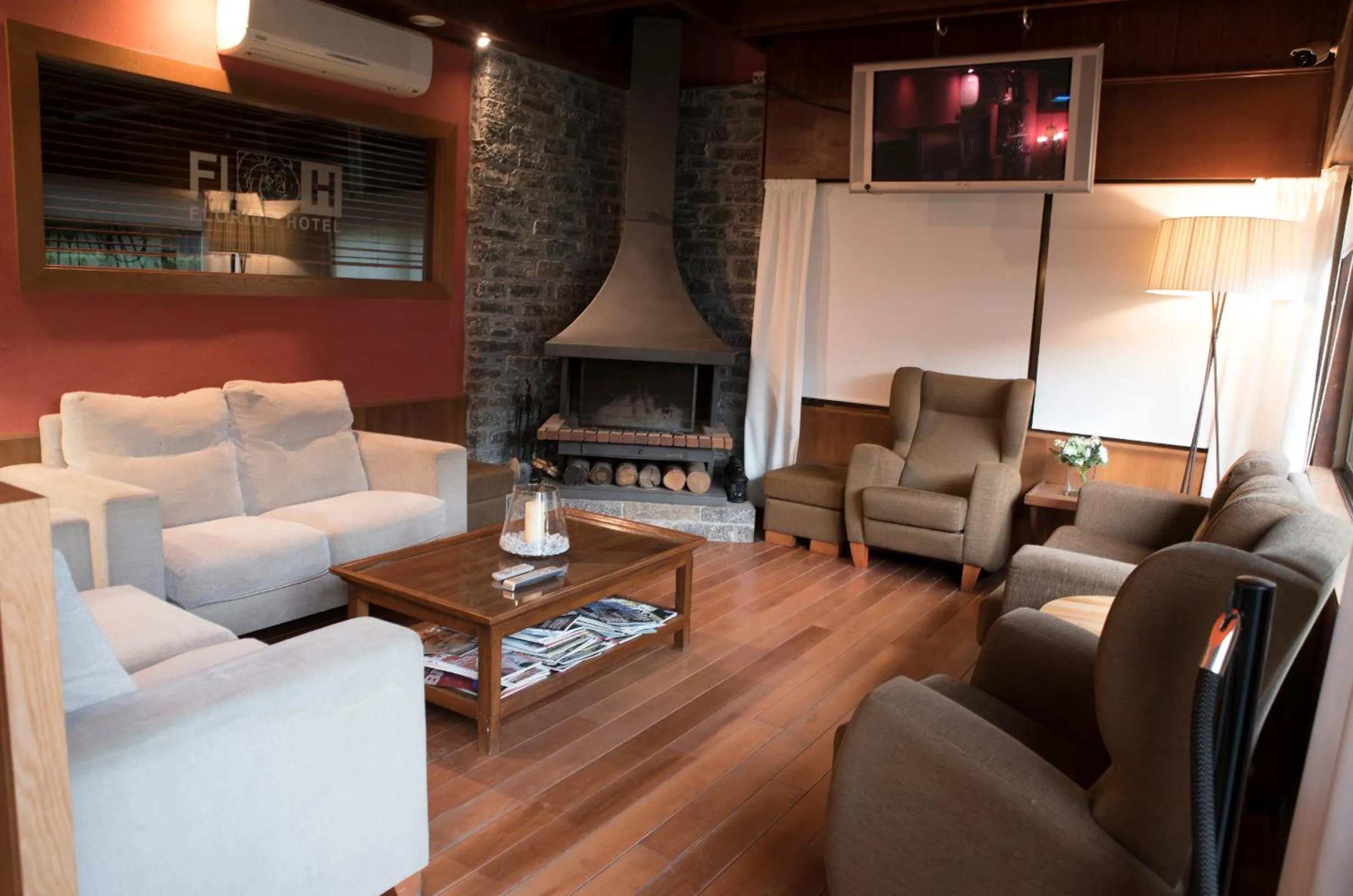 Communal lounge/ TV room in Hotel Florido